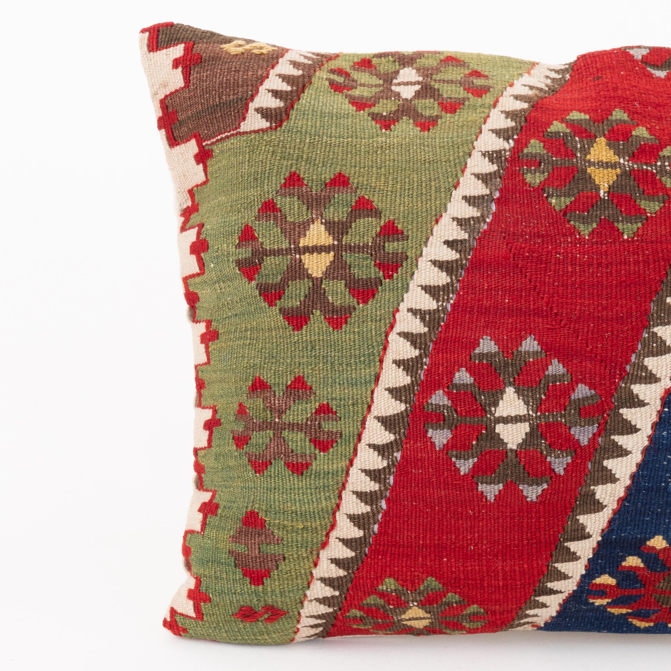 Funda de almohada hecha con un antiguo kilim de Anatolia, principios del siglo XX. Turco en venta