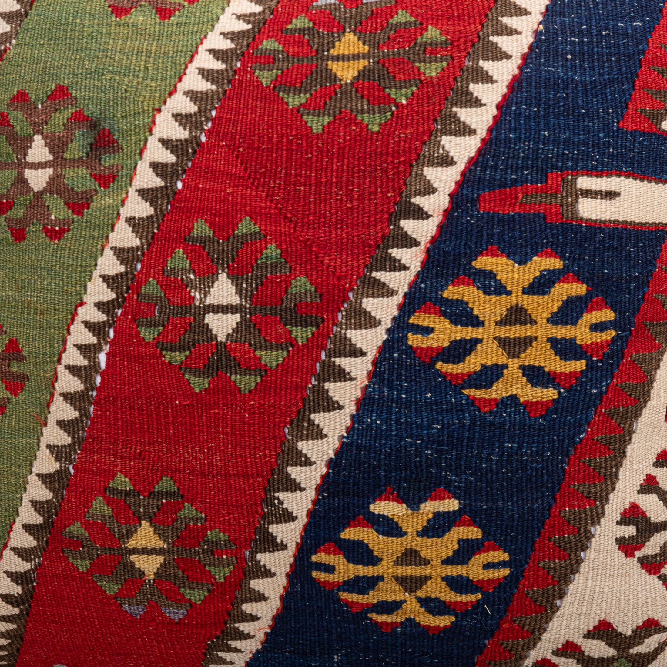 Tessuto a mano Federa ricavata da un antico kilim anatolico, inizio XX secolo. in vendita