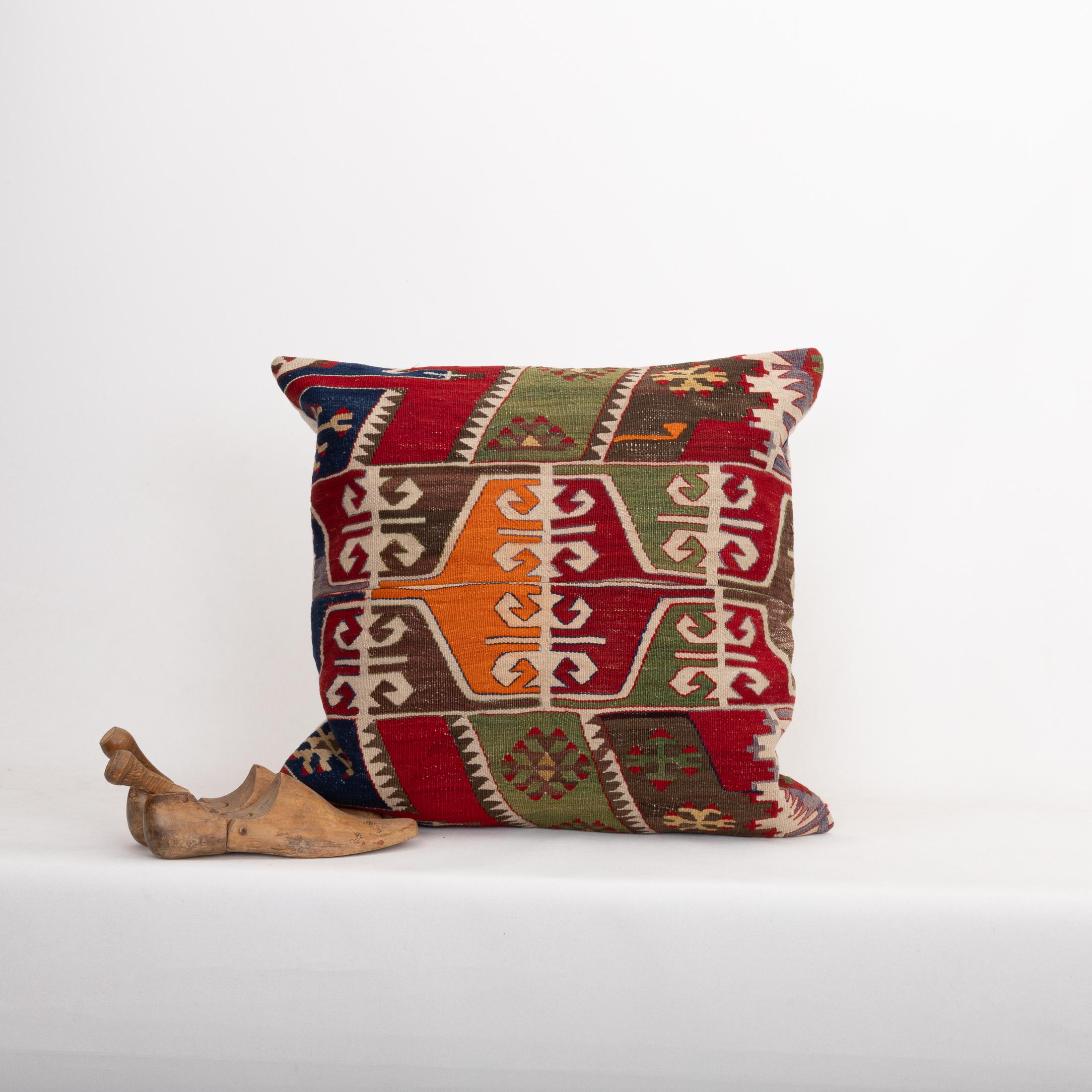 Funda de almohada hecha con un antiguo kilim de Anatolia, principios del siglo XX. en Bastante bueno estado para la venta en Istanbul, TR