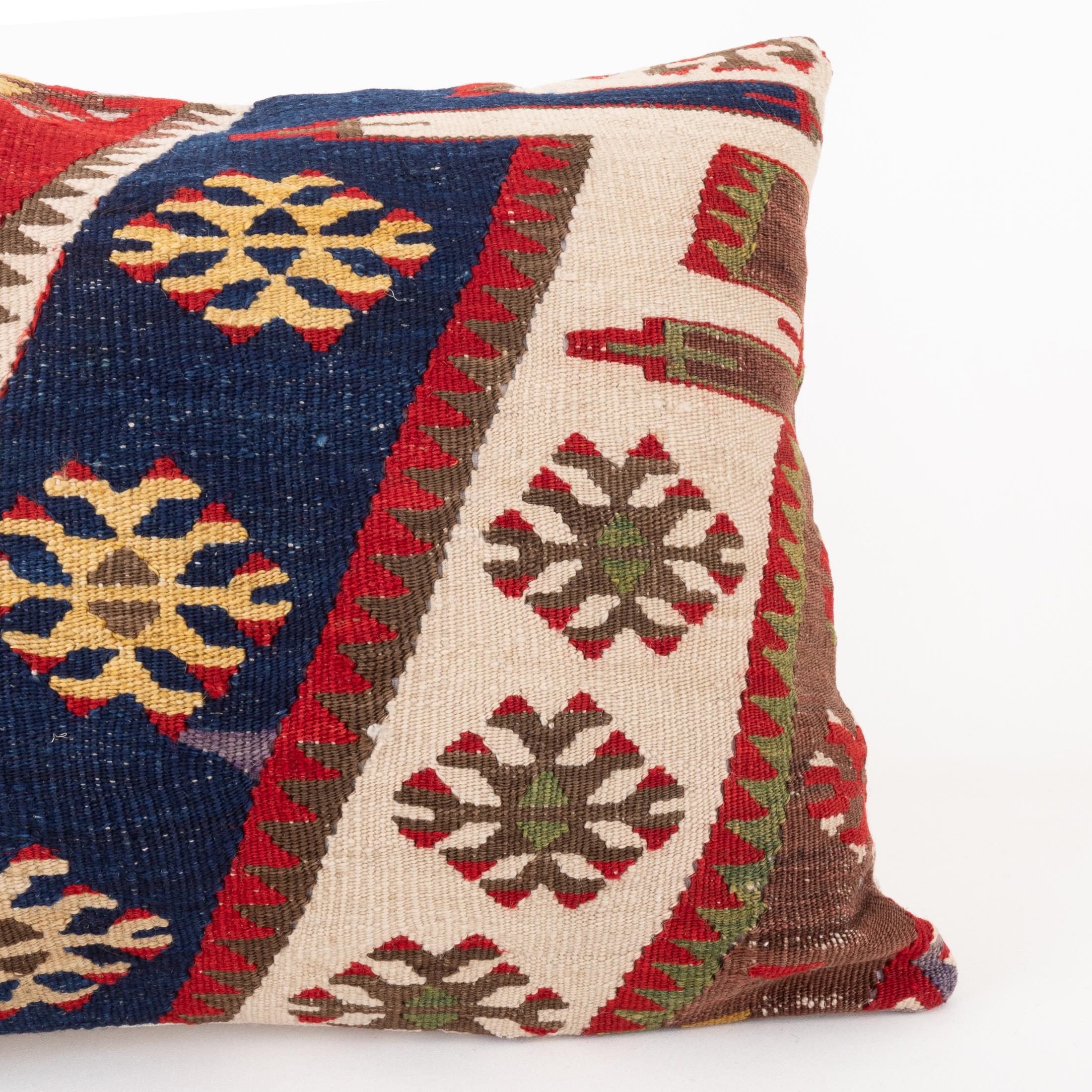 Funda de almohada hecha con un antiguo kilim de Anatolia, principios del siglo XX. en Bastante bueno estado para la venta en Istanbul, TR