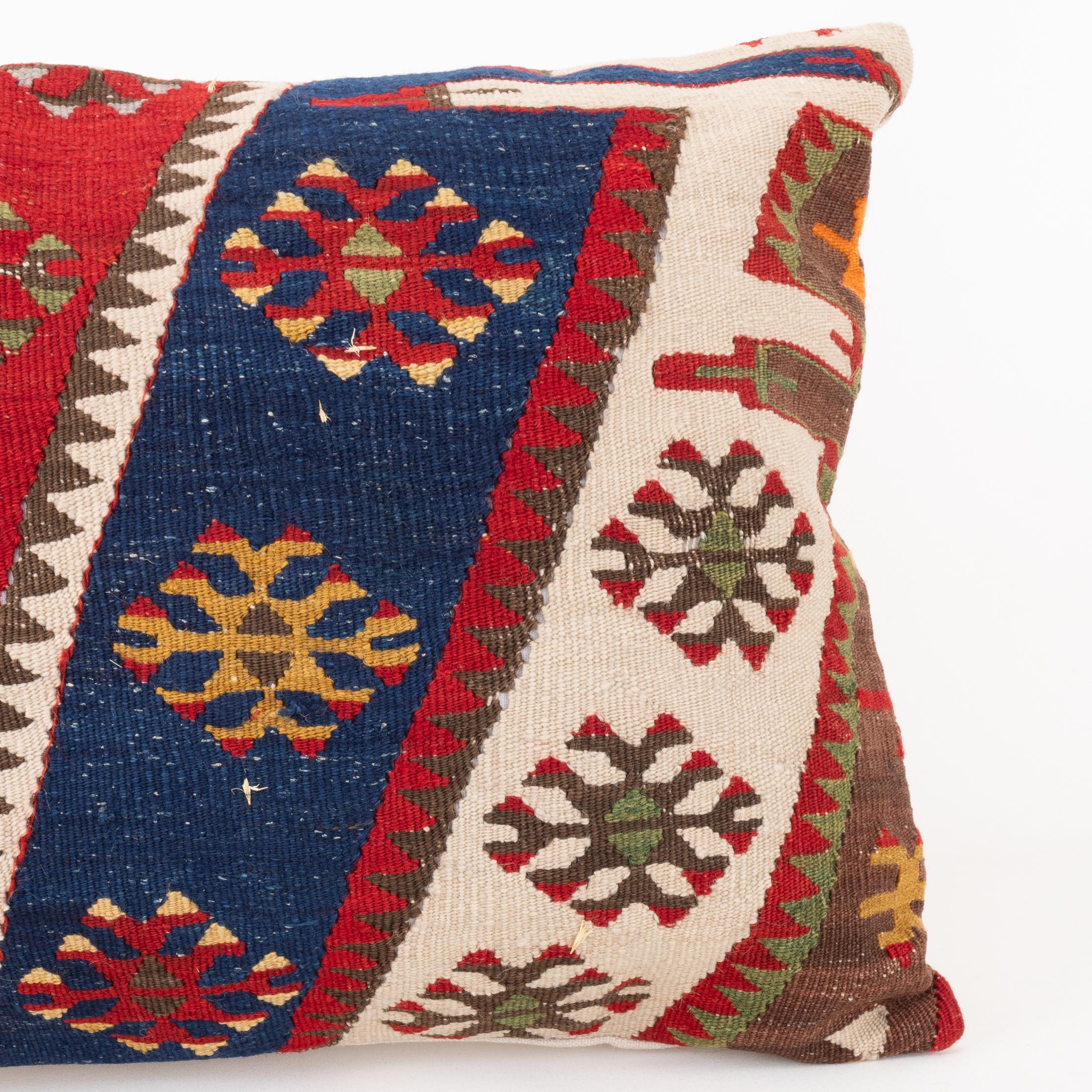Funda de almohada hecha con un antiguo kilim de Anatolia, principios del siglo XX. en Bastante bueno estado para la venta en Istanbul, TR