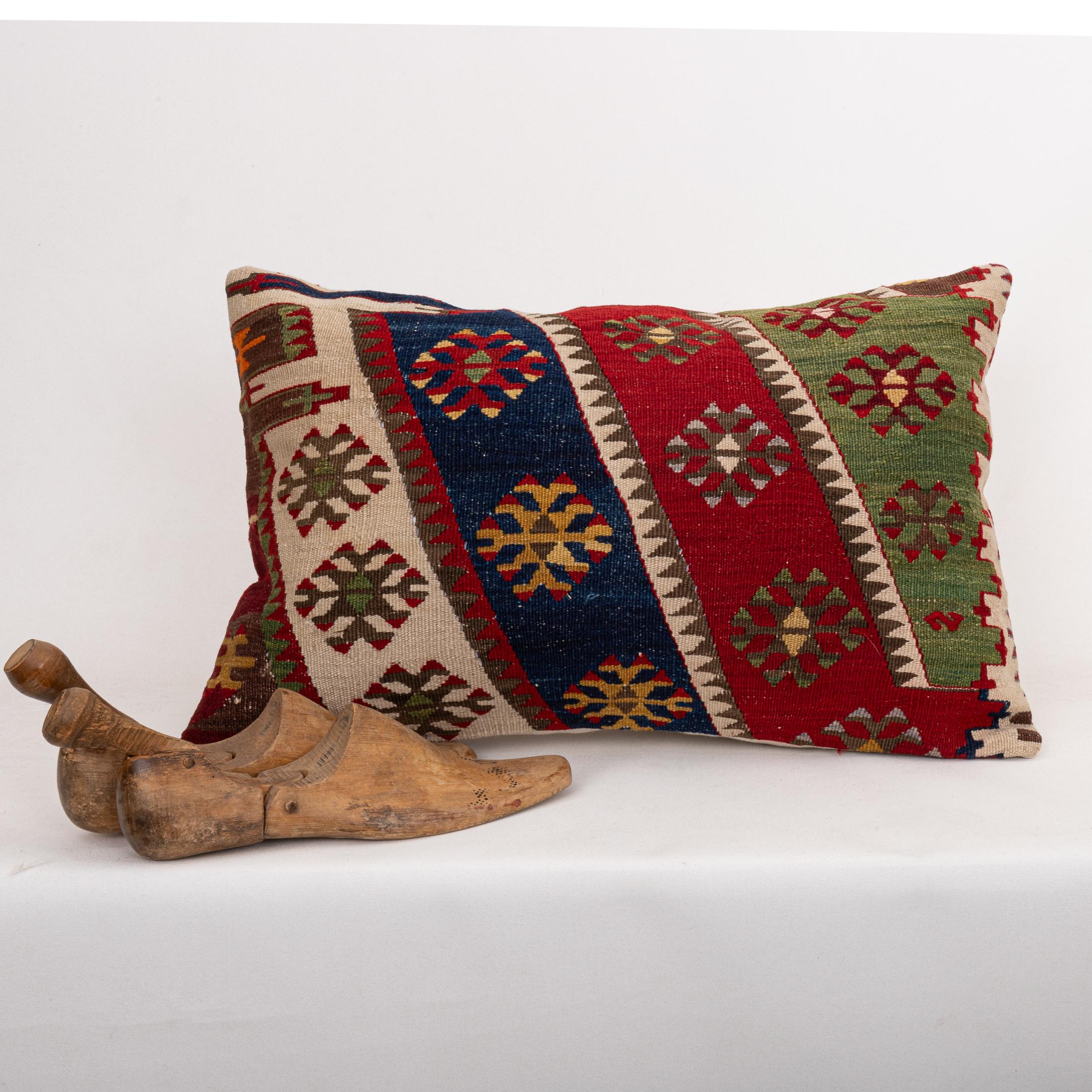 Federa ricavata da un antico kilim anatolico, inizio XX secolo. In condizioni discrete in vendita a Istanbul, TR