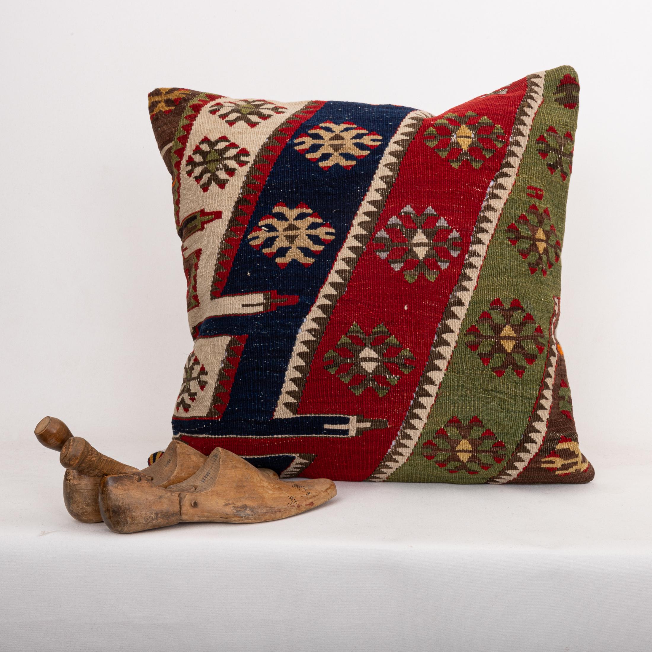 Federa ricavata da un antico kilim anatolico, inizio XX secolo. In condizioni discrete in vendita a Istanbul, TR