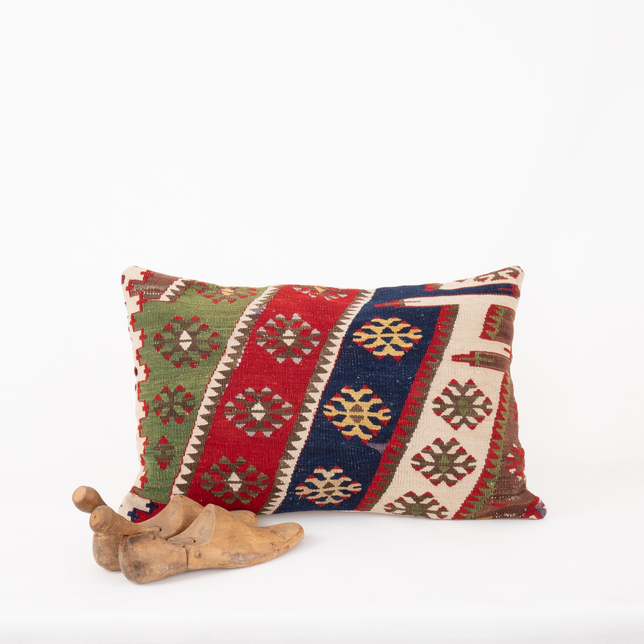 Funda de almohada hecha con un antiguo kilim de Anatolia, principios del siglo XX. Lana en venta