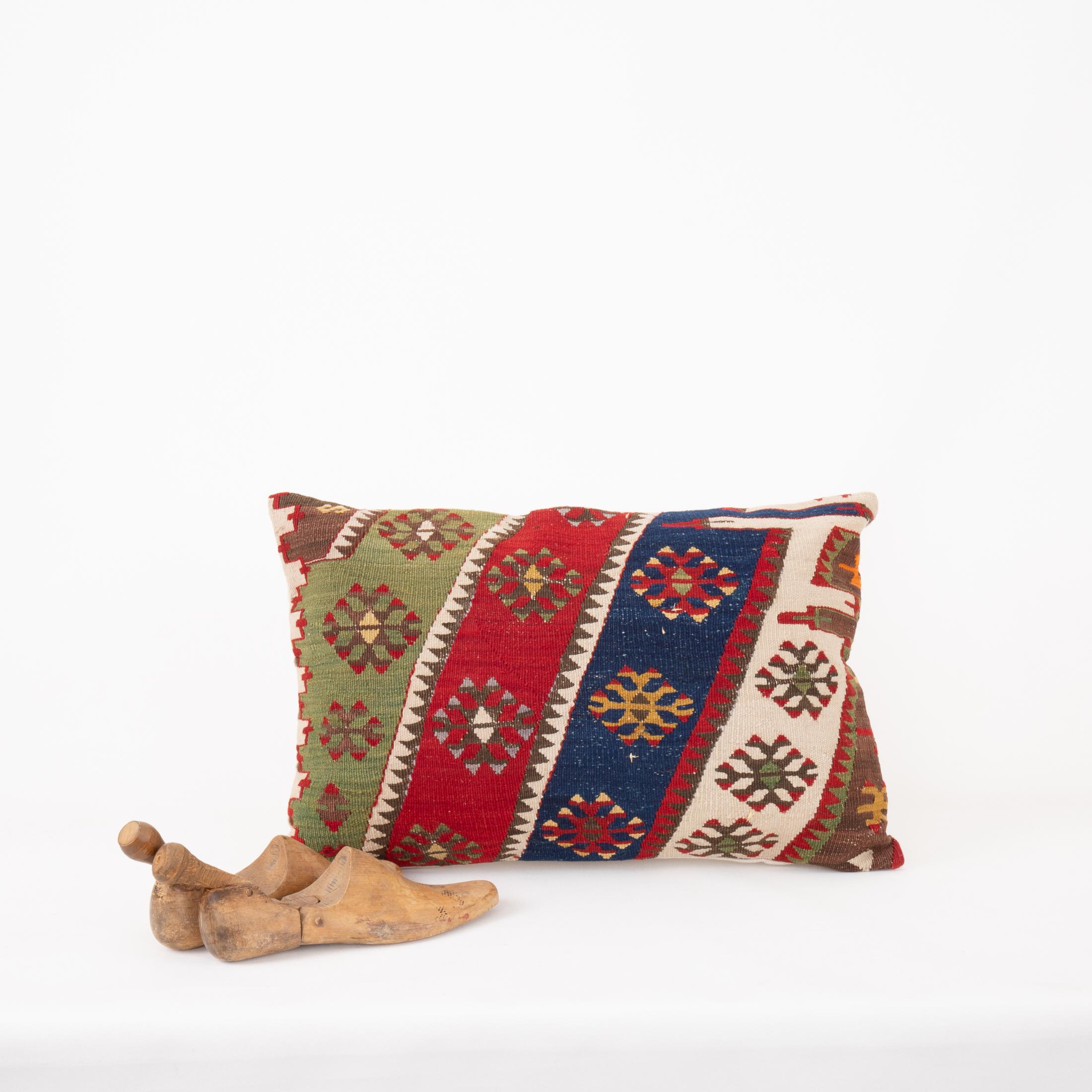 Funda de almohada hecha con un antiguo kilim de Anatolia, principios del siglo XX. Lana en venta