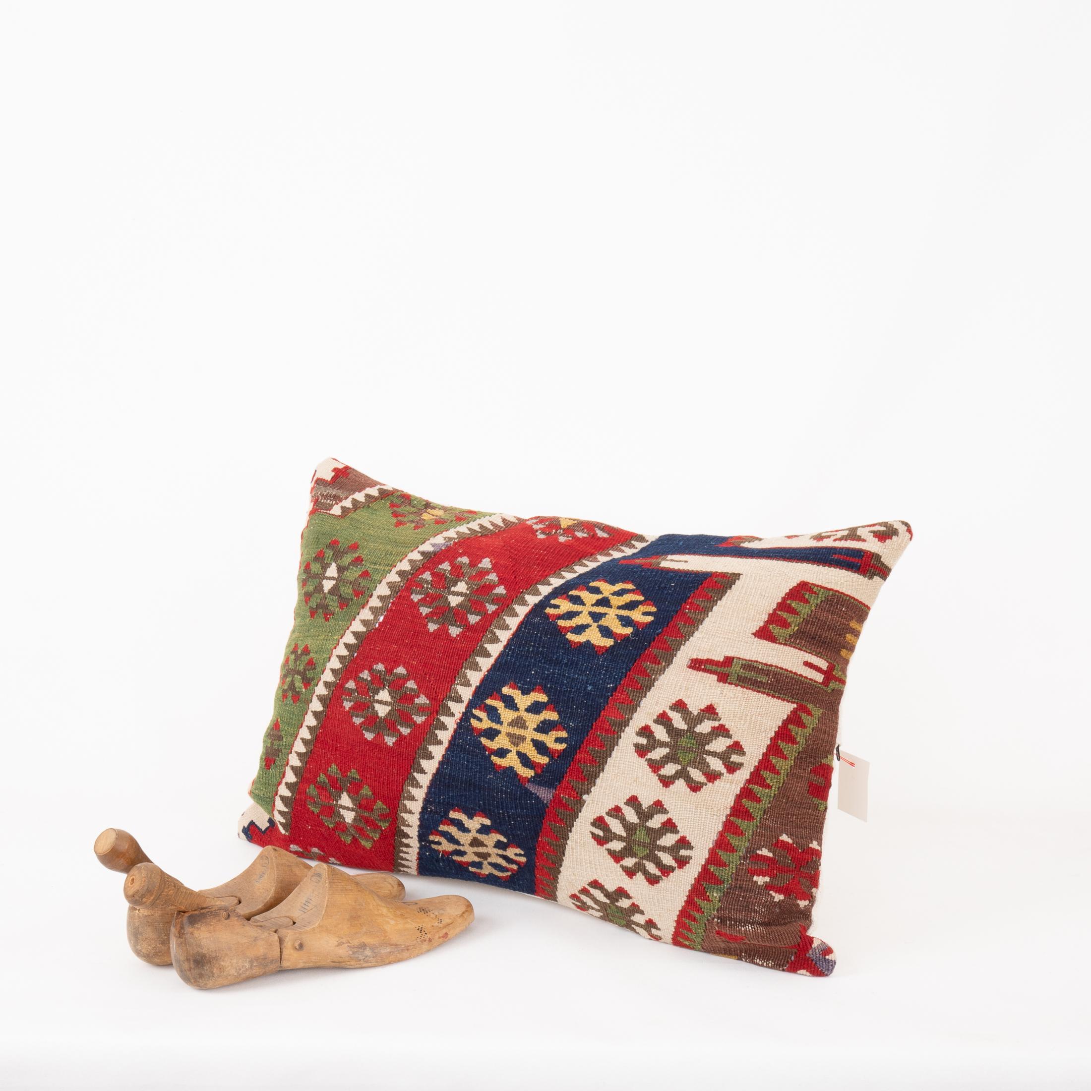 Funda de almohada hecha con un antiguo kilim de Anatolia, principios del siglo XX. en venta 1