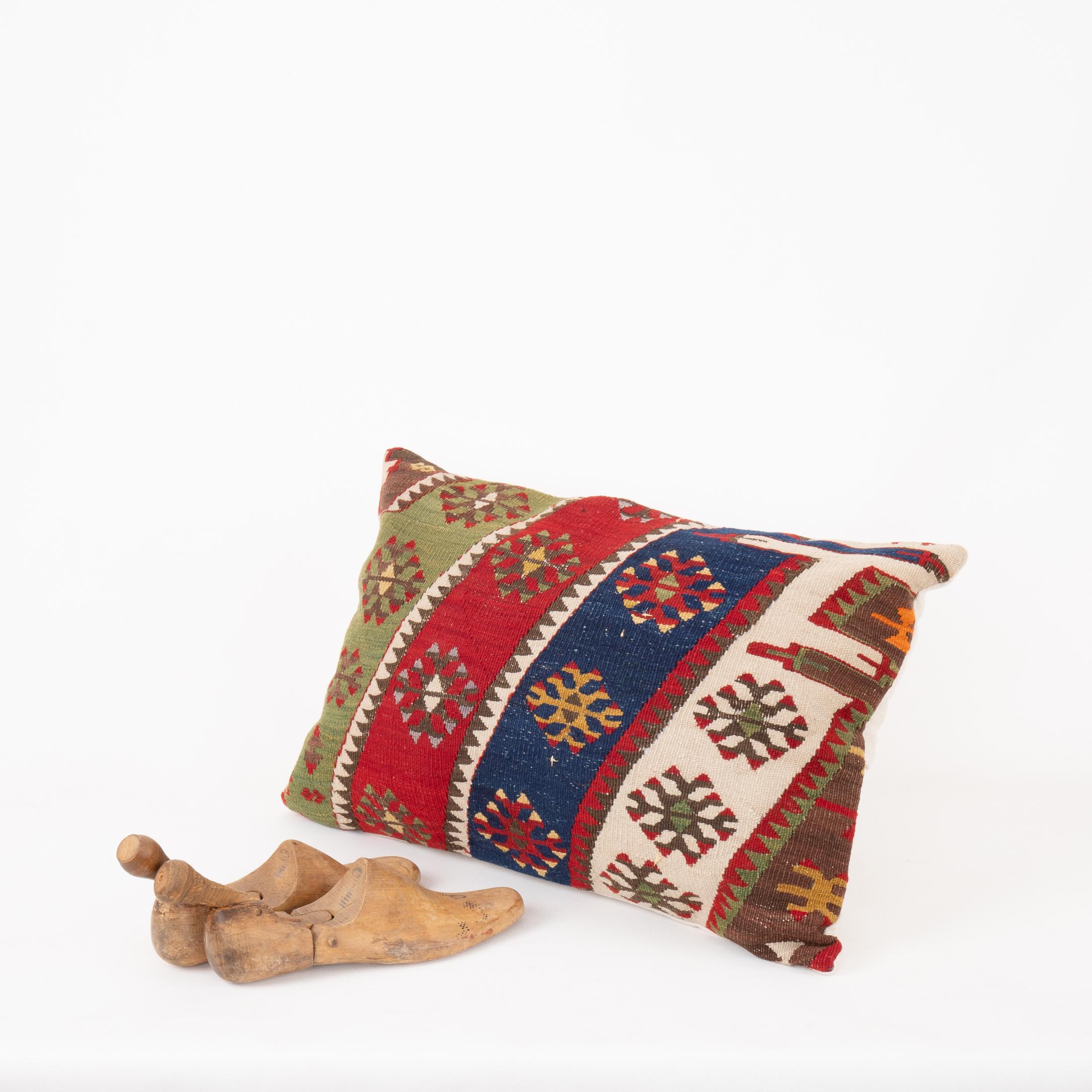 Funda de almohada hecha con un antiguo kilim de Anatolia, principios del siglo XX. en venta 1