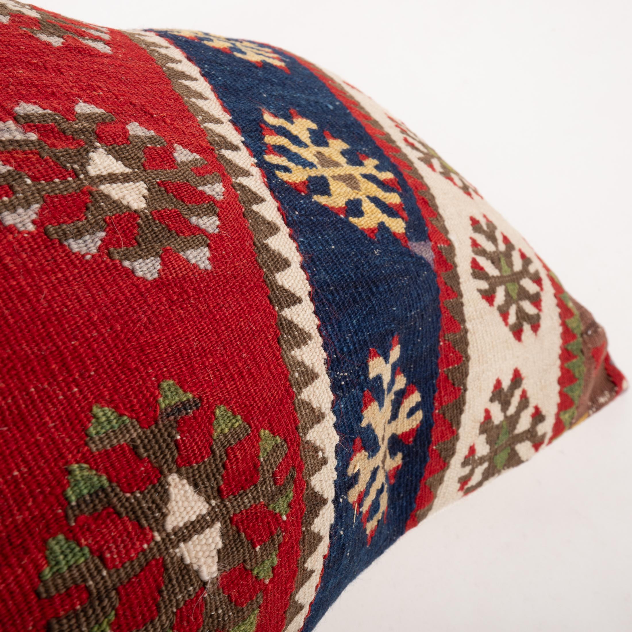 Funda de almohada hecha con un antiguo kilim de Anatolia, principios del siglo XX. en venta 2