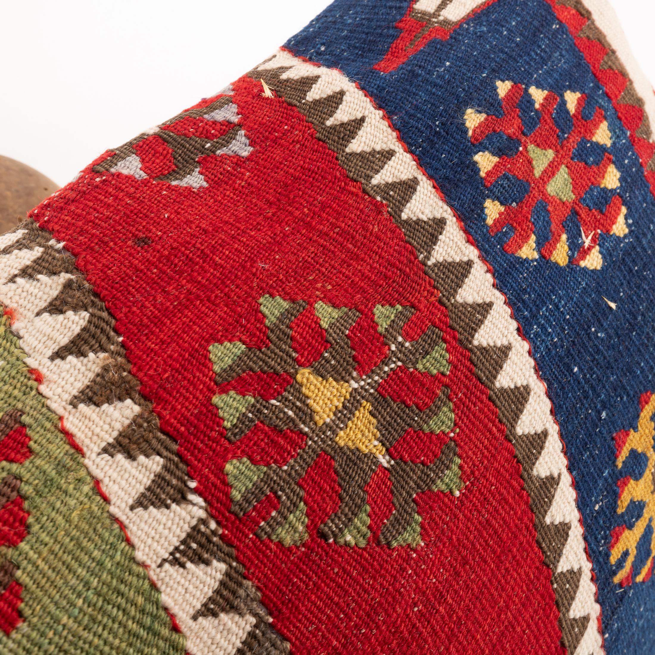 Funda de almohada hecha con un antiguo kilim de Anatolia, principios del siglo XX. en venta 2