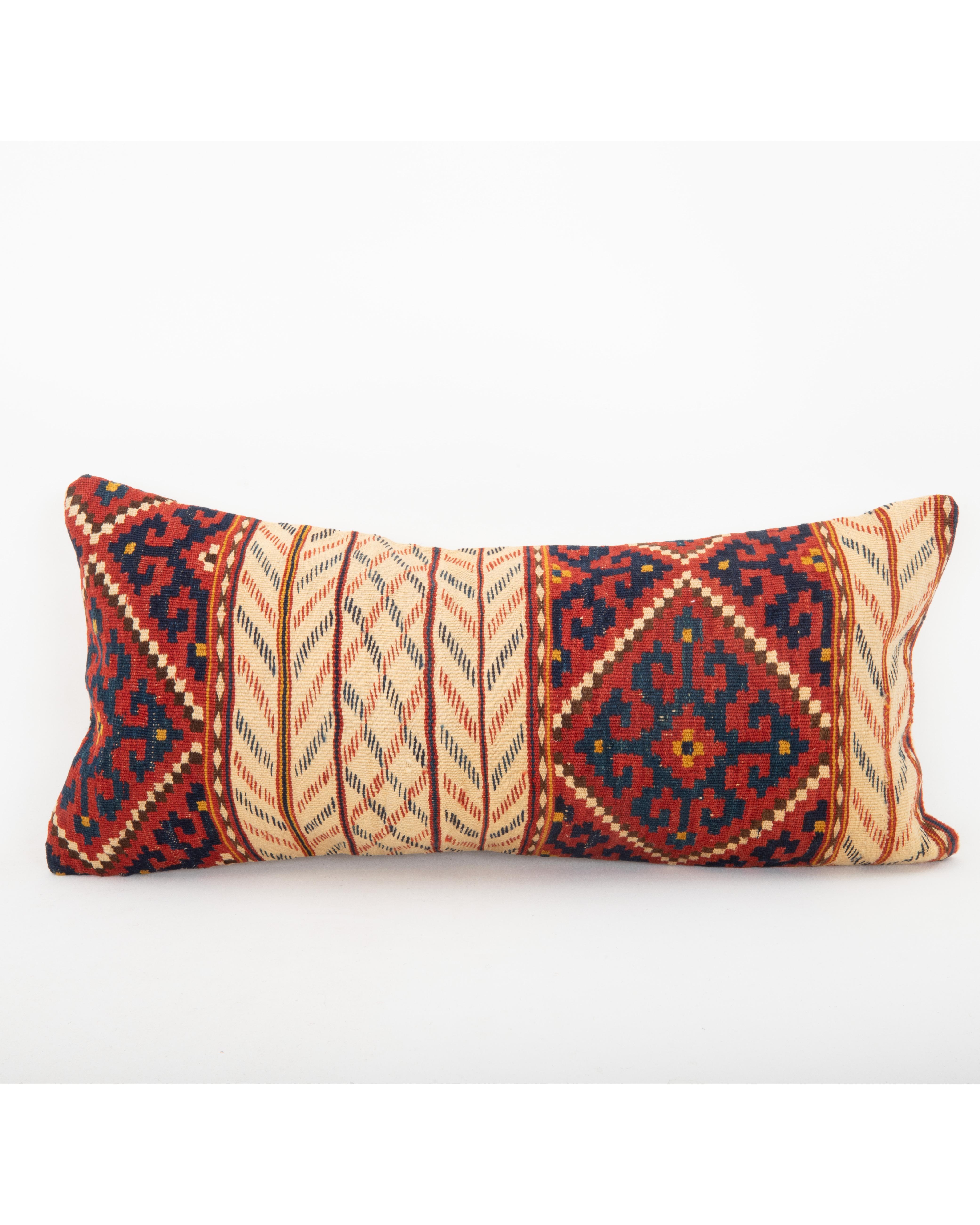 Il n'est pas livré avec un insert.
Du lin à l'arrière.
Fermeture à glissière.
Nettoyage à sec recommandé.
