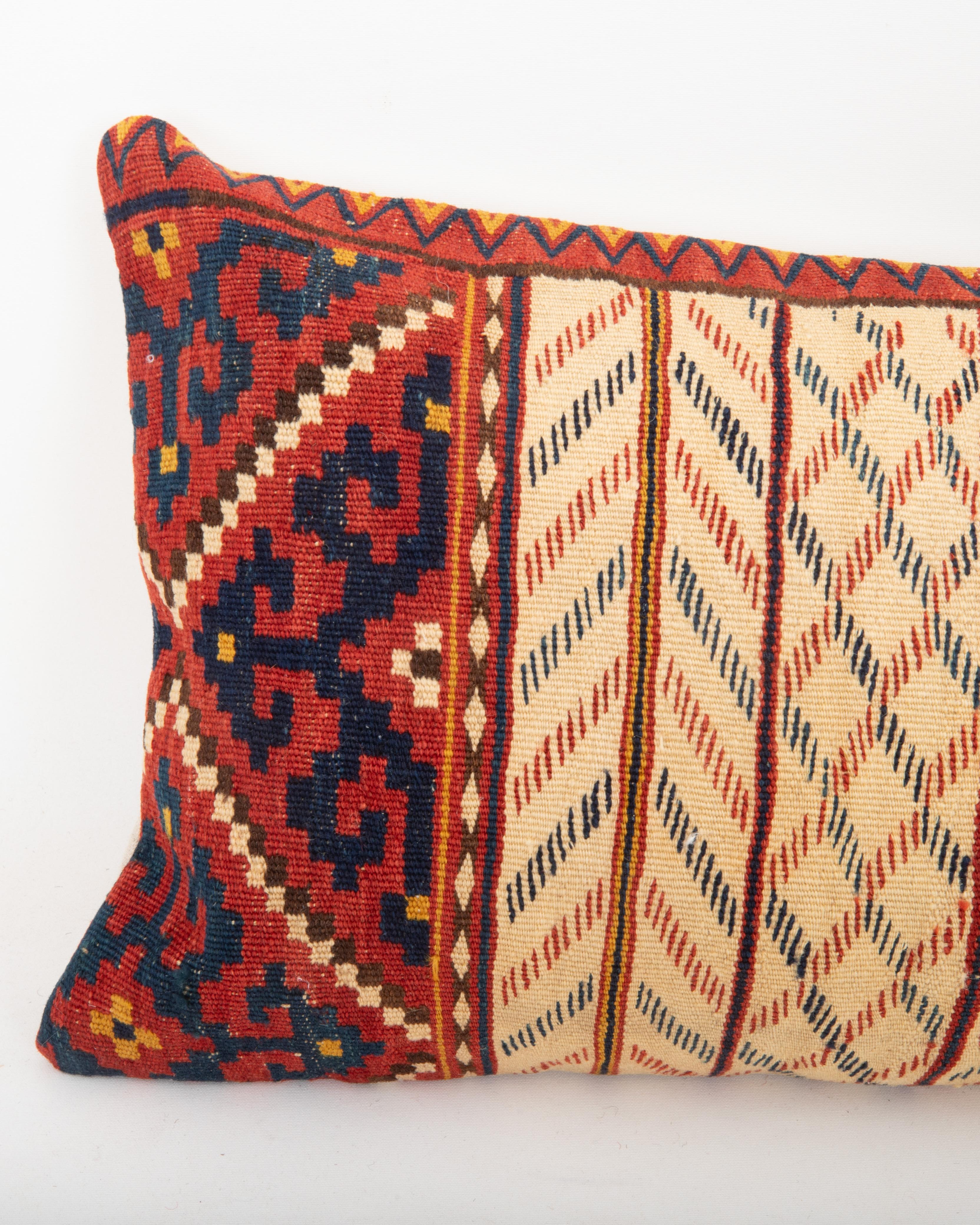 Kilim Taie d'oreiller fabriquée à partir d'un ancien kilim d'Asie centrale en vente