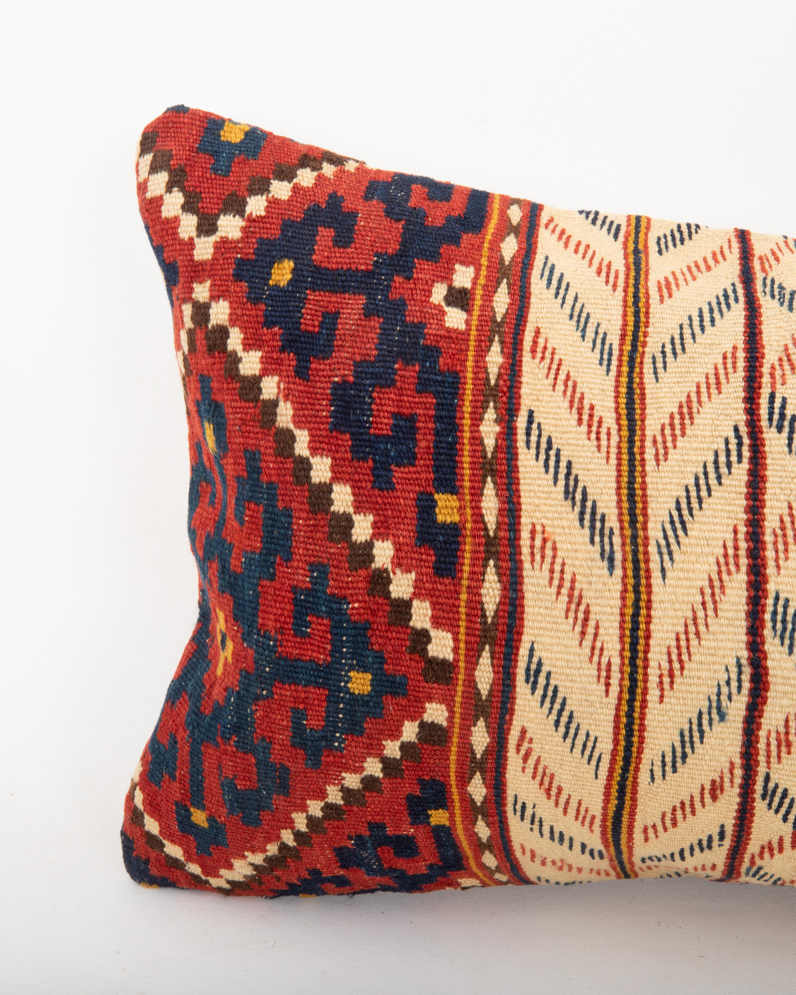 Kilim Taie d'oreiller fabriquée à partir d'un ancien kilim d'Asie centrale en vente