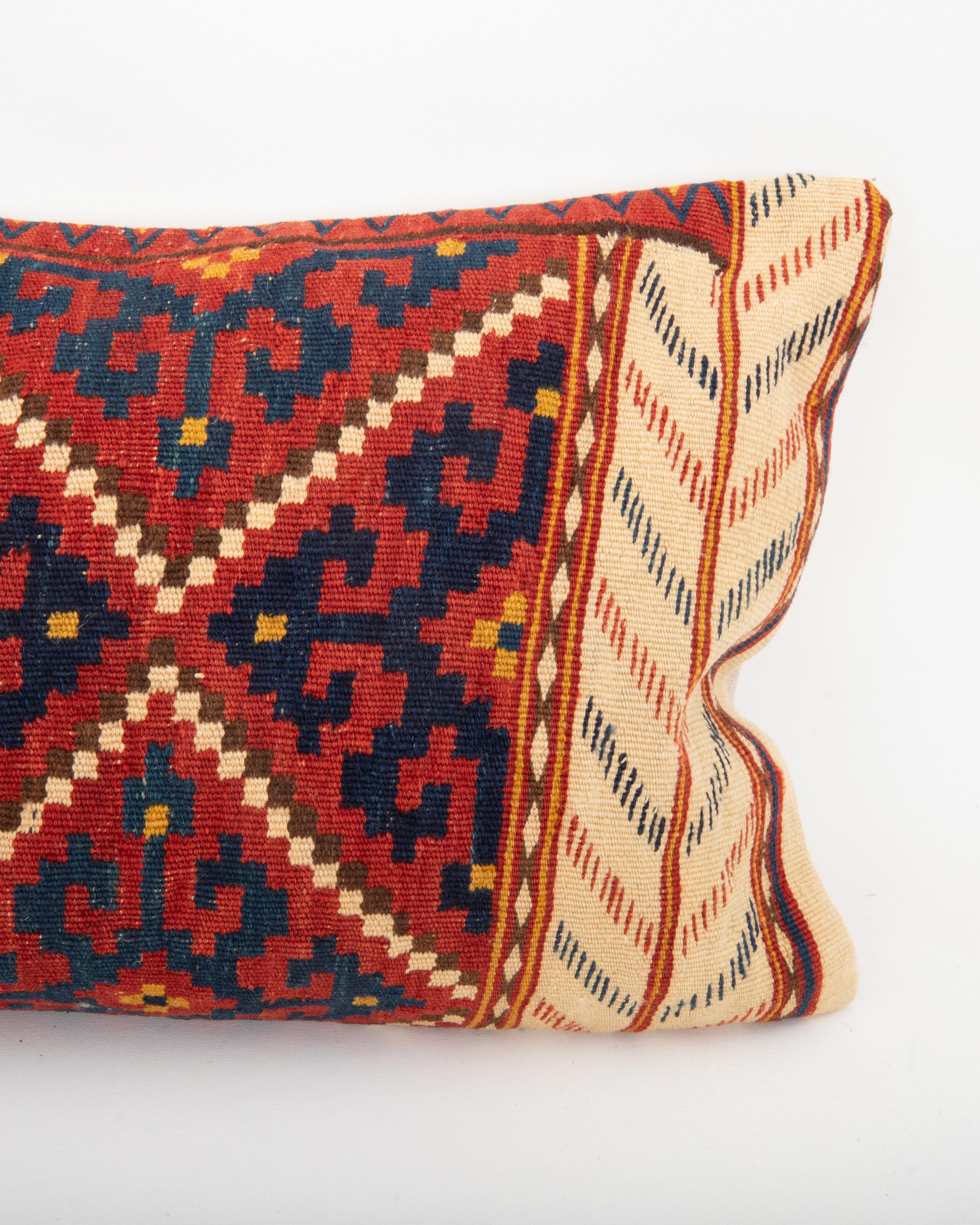 Ouzbek Taie d'oreiller fabriquée à partir d'un ancien kilim d'Asie centrale en vente