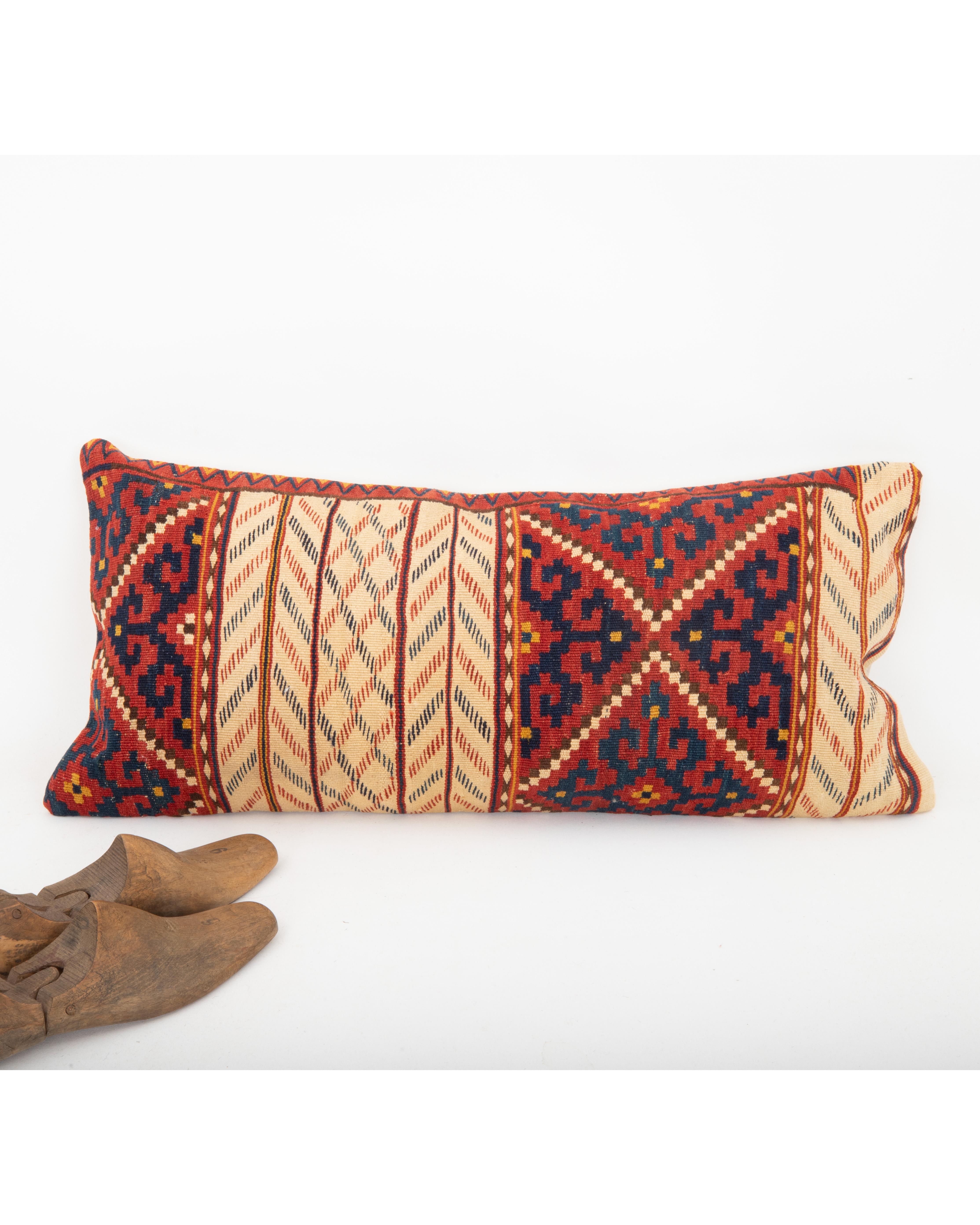 Tissé à la main Taie d'oreiller fabriquée à partir d'un ancien kilim d'Asie centrale en vente