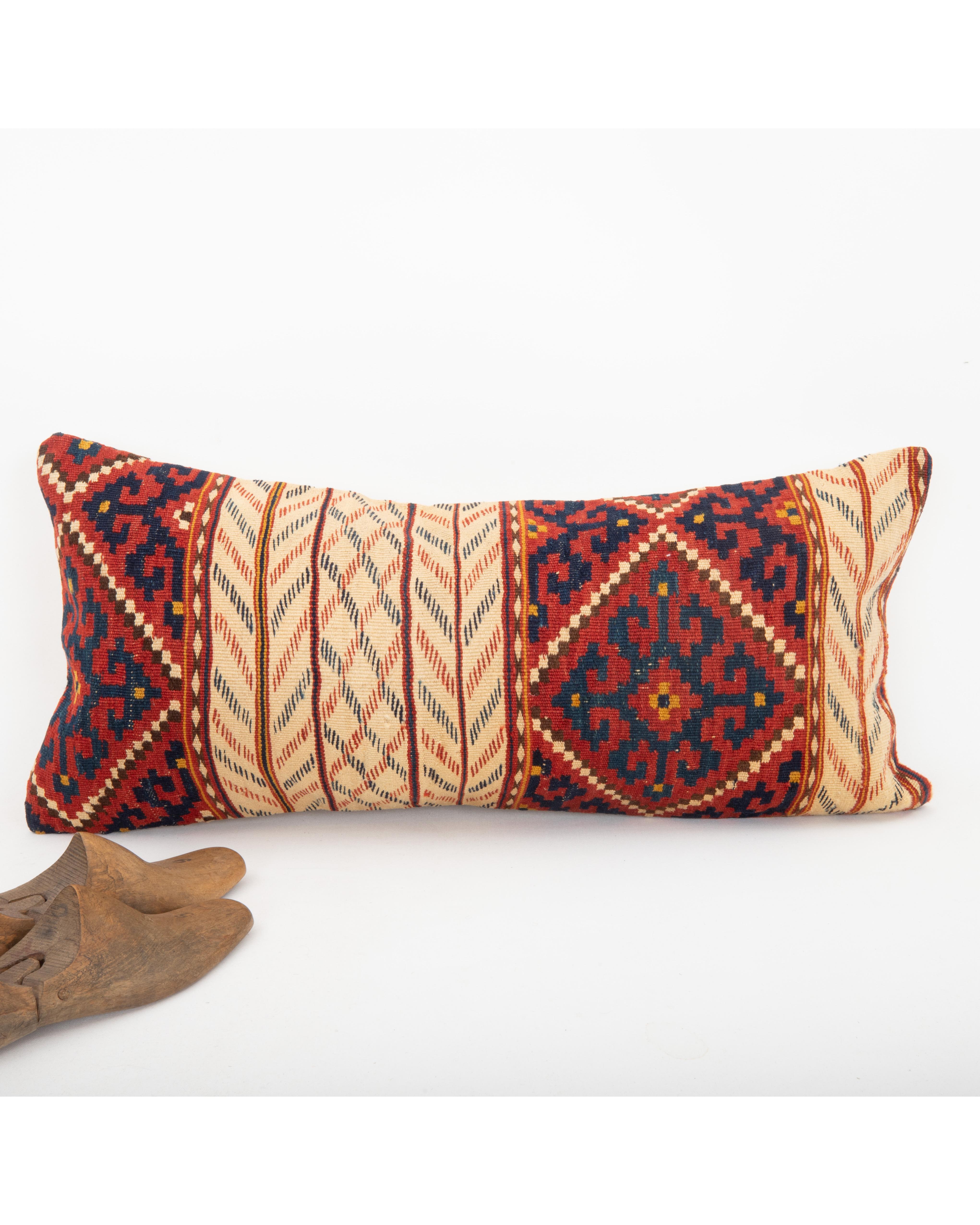 Tissé à la main Taie d'oreiller fabriquée à partir d'un ancien kilim d'Asie centrale en vente