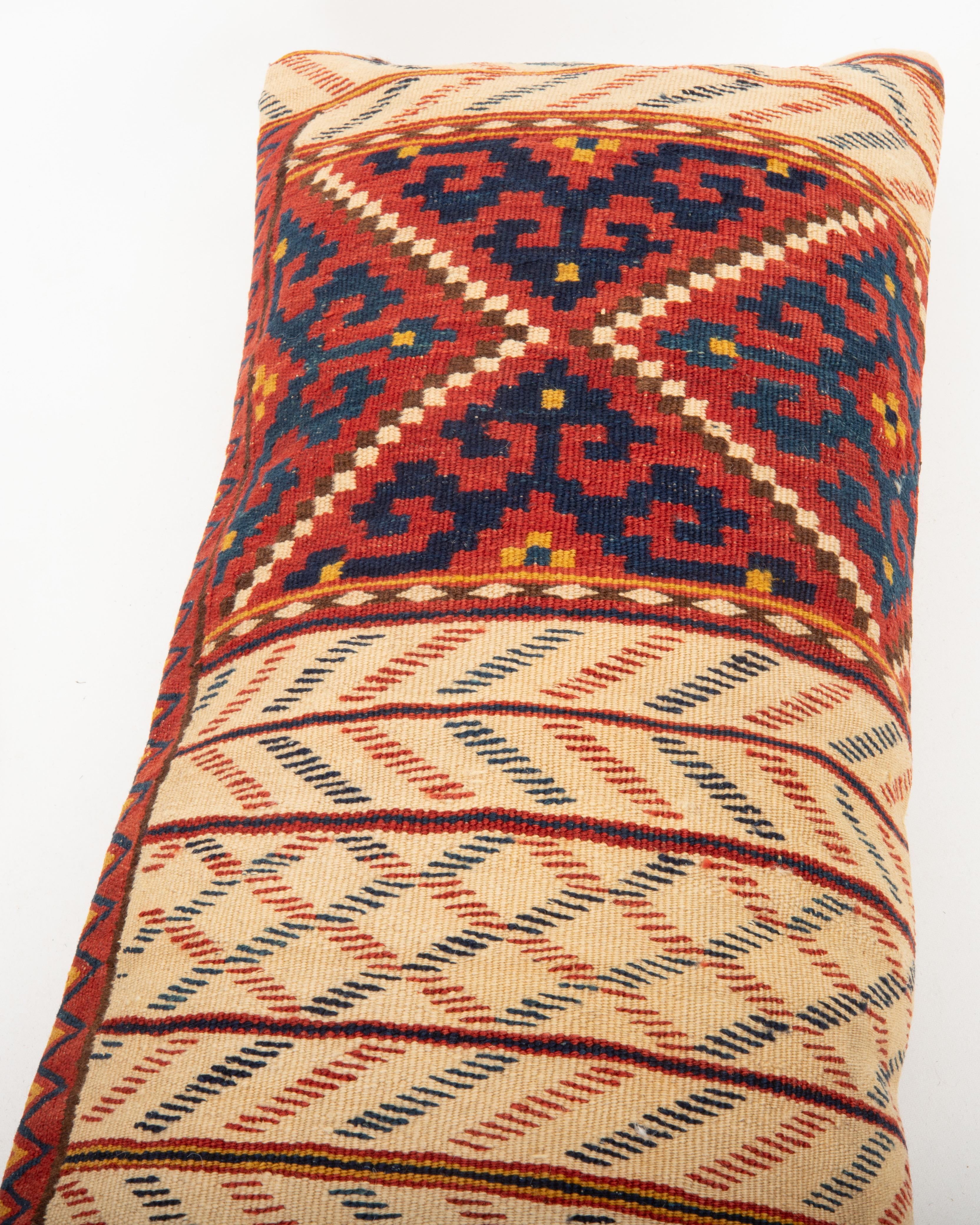 Taie d'oreiller fabriquée à partir d'un ancien kilim d'Asie centrale État moyen - En vente à Istanbul, TR
