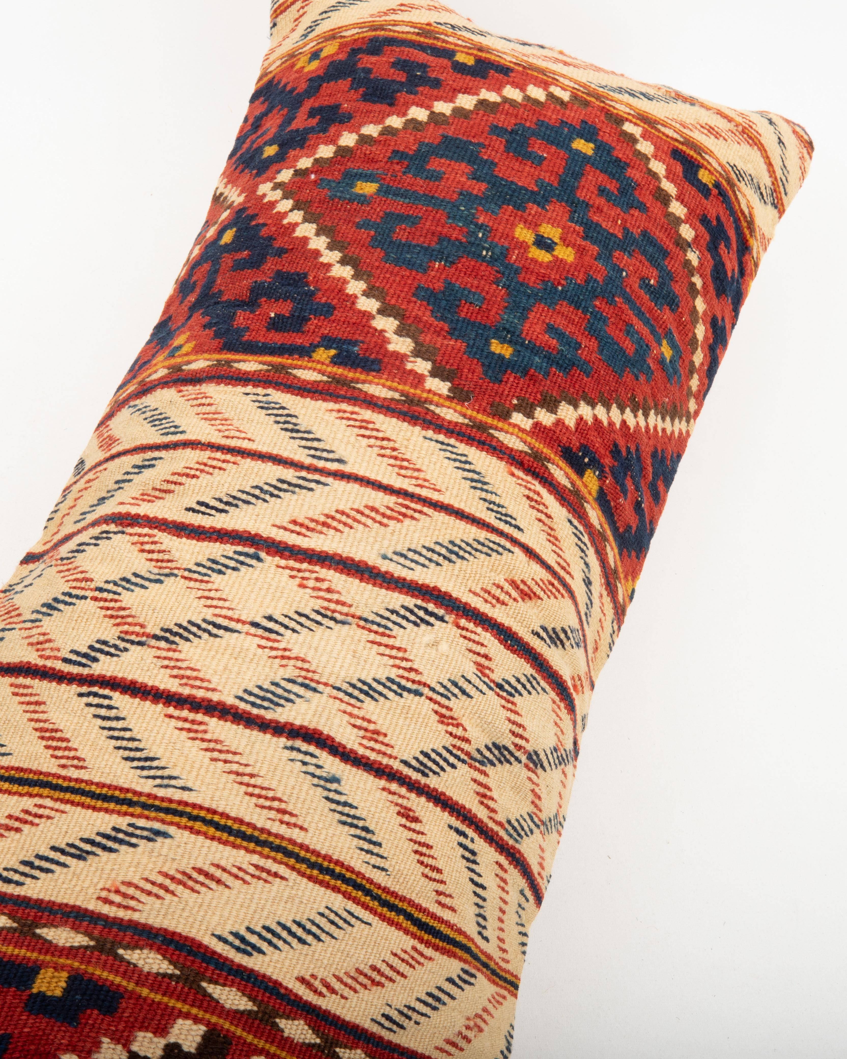 Taie d'oreiller fabriquée à partir d'un ancien kilim d'Asie centrale État moyen - En vente à Istanbul, TR
