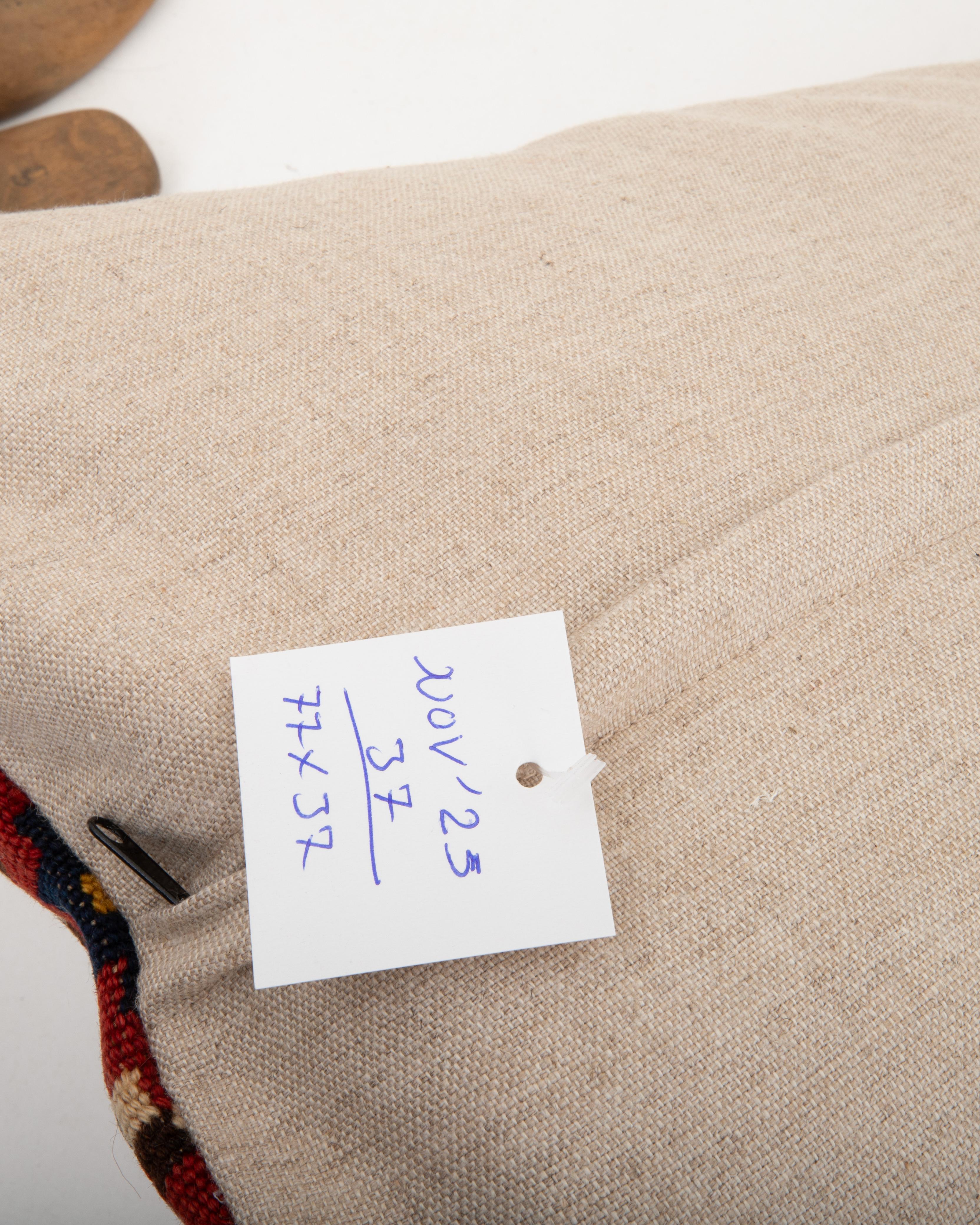 XIXe siècle Taie d'oreiller fabriquée à partir d'un ancien kilim d'Asie centrale en vente