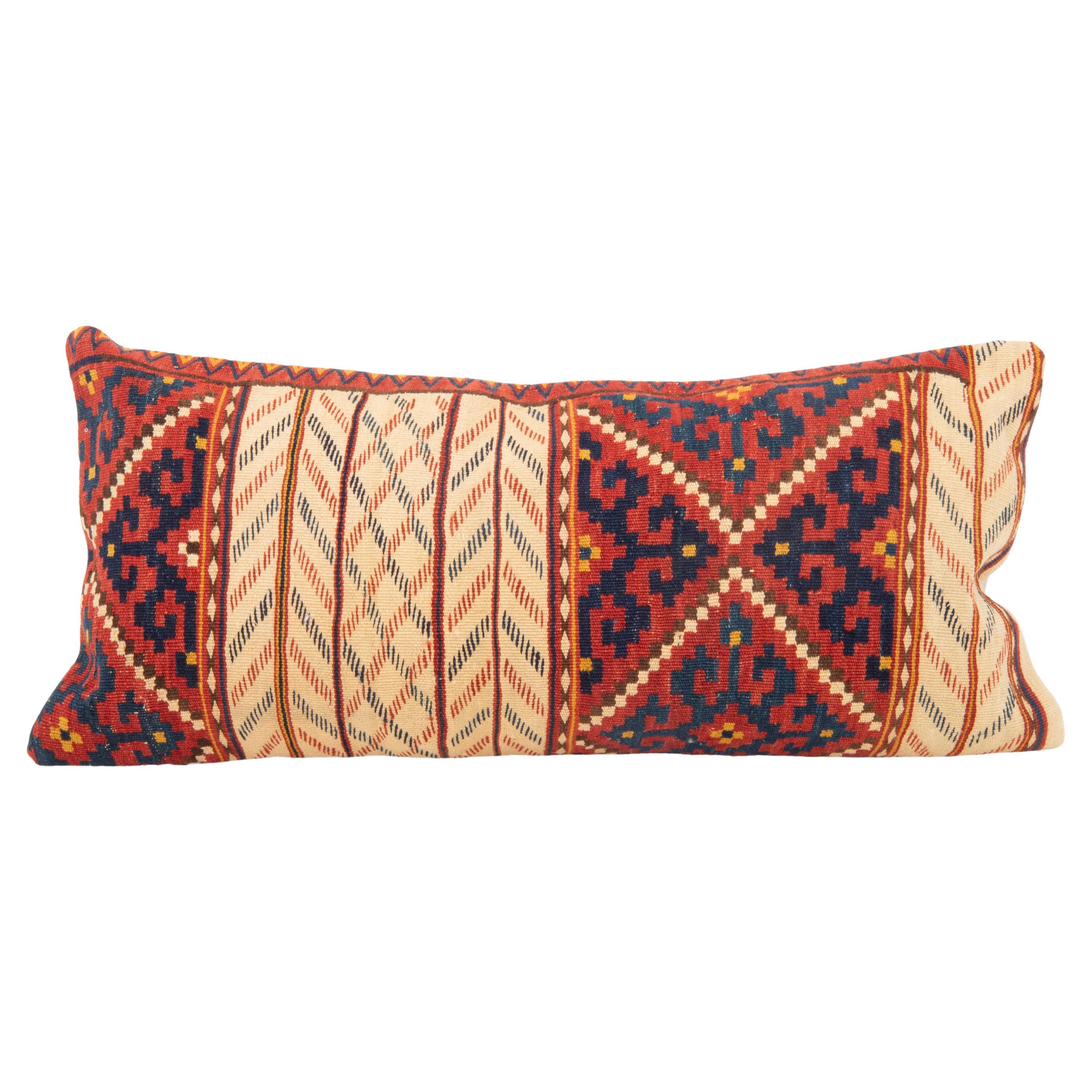 Taie d'oreiller fabriquée à partir d'un ancien kilim d'Asie centrale