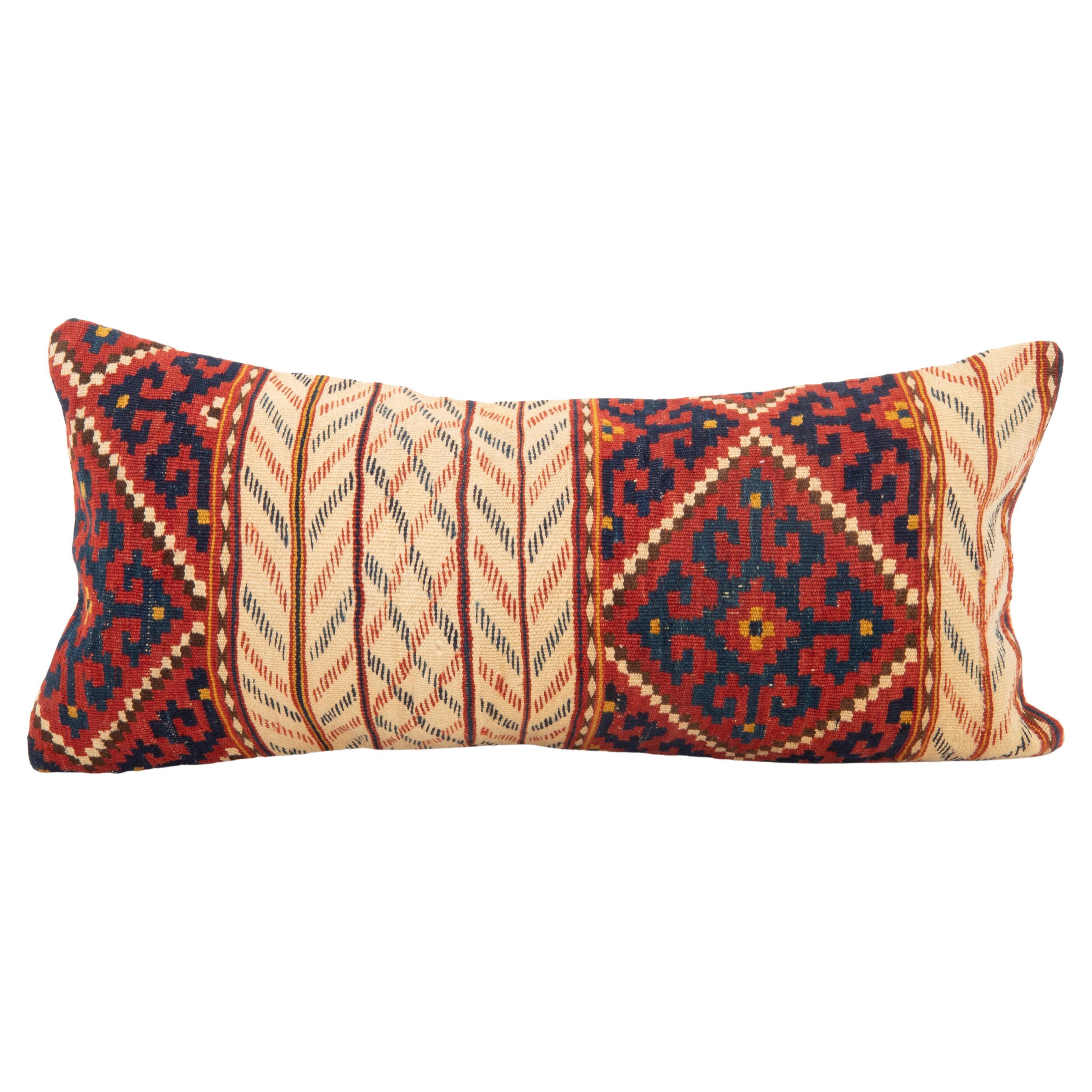Taie d'oreiller fabriquée à partir d'un ancien kilim d'Asie centrale en vente