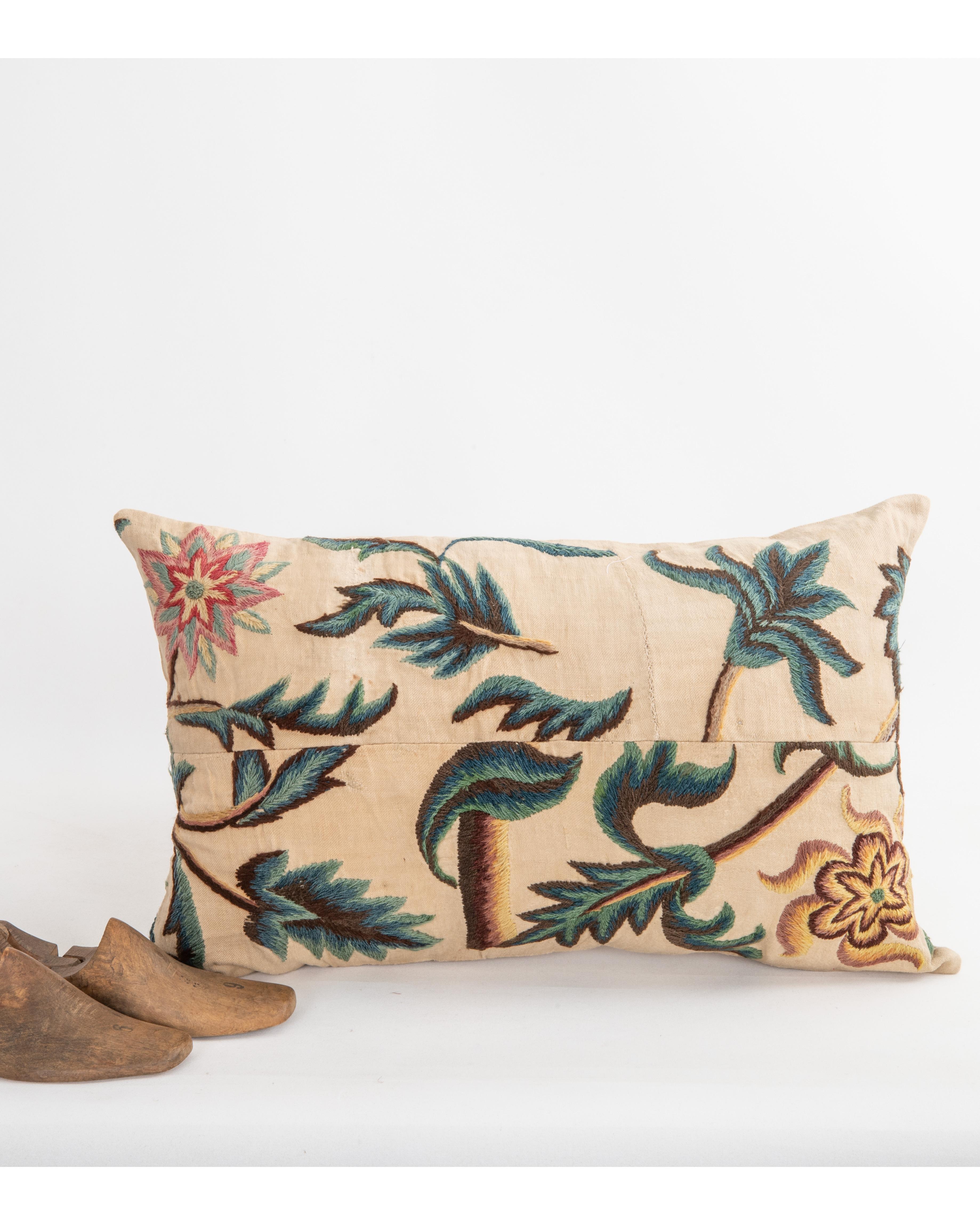 Arte popolare Federa realizzata con un antico ricamo Crewel, Inghilterra in vendita