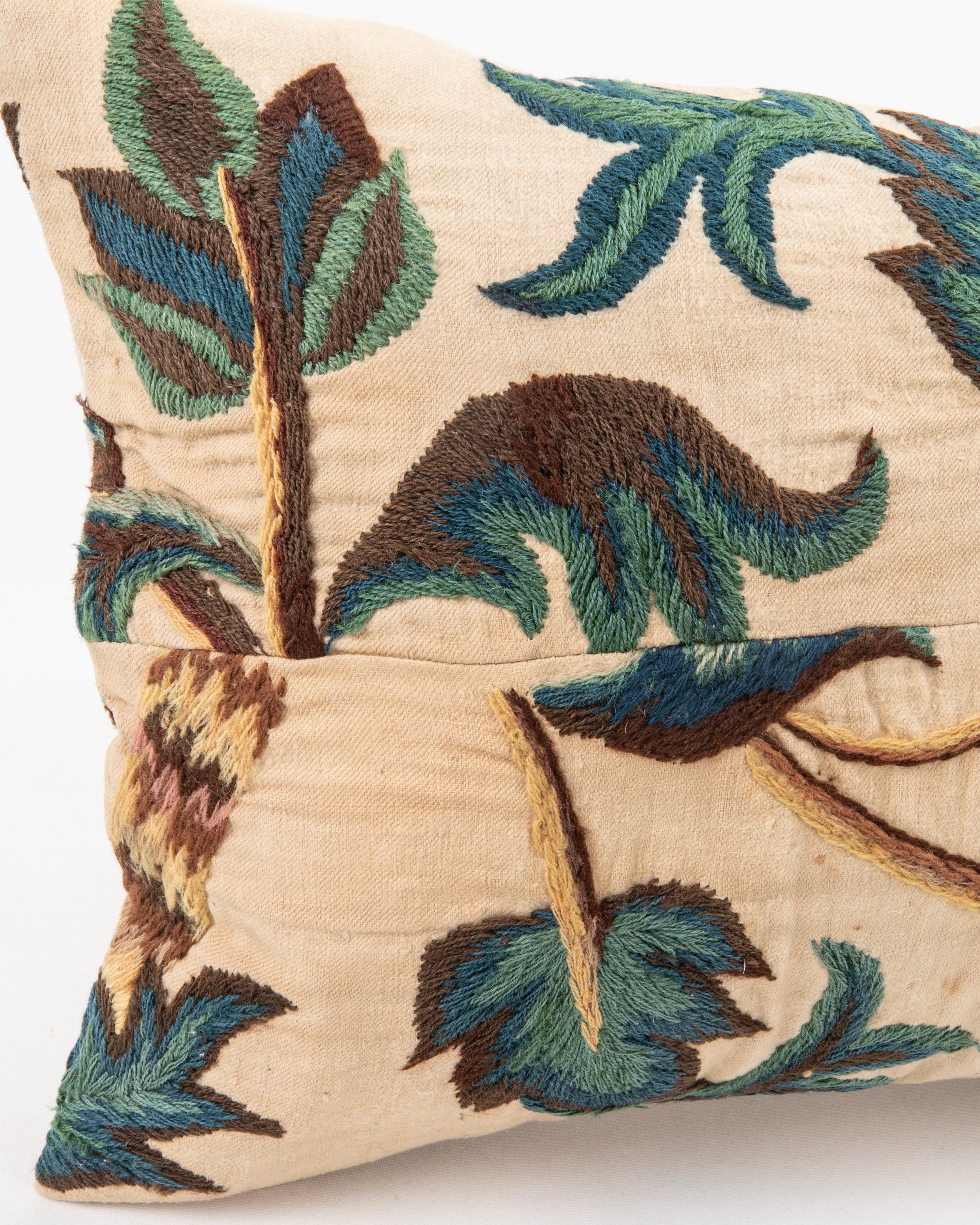 Arte popolare Federa realizzata con un antico ricamo Crewel, Inghilterra in vendita