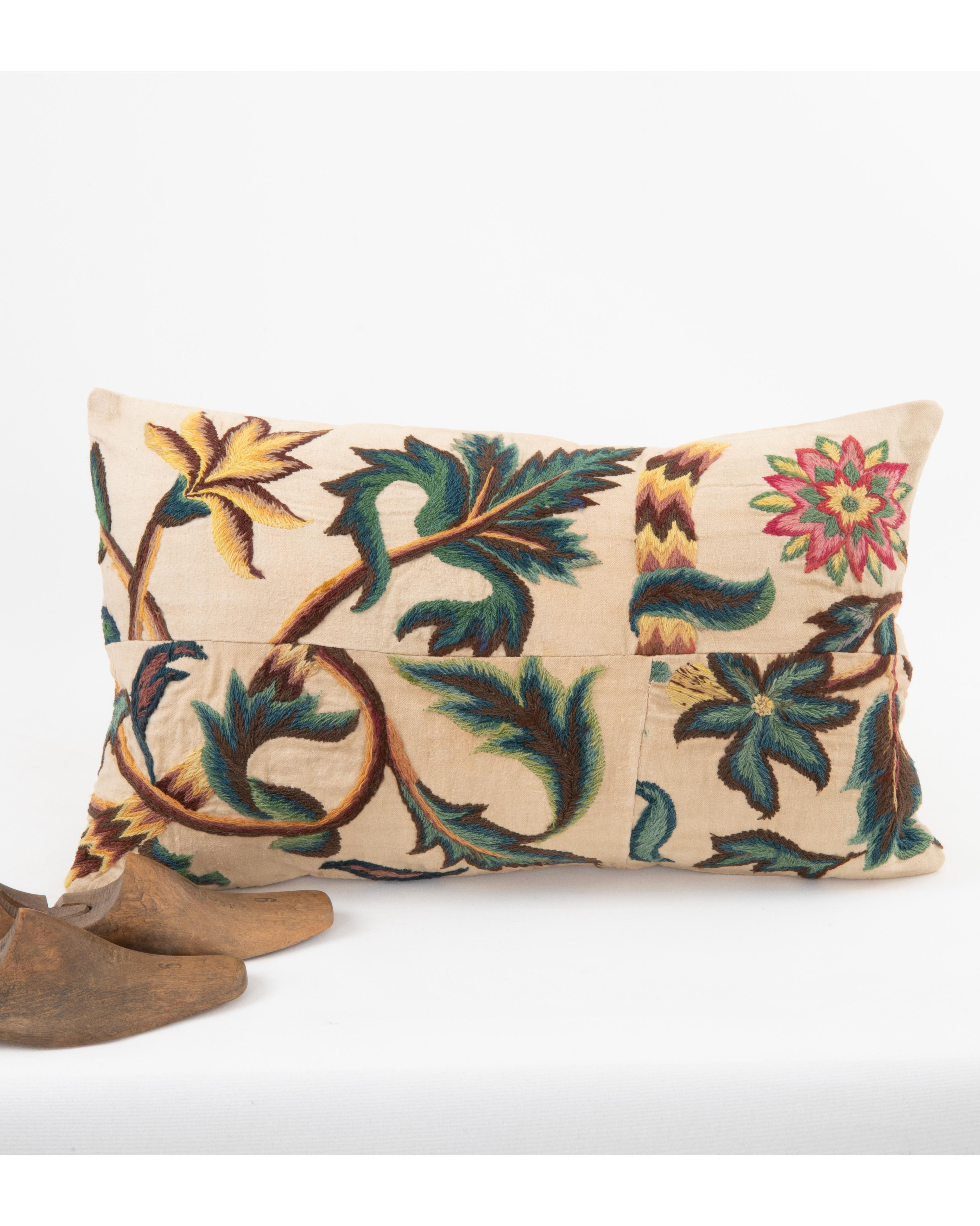 Arte popolare Federa realizzata con un antico ricamo Crewel, Inghilterra in vendita