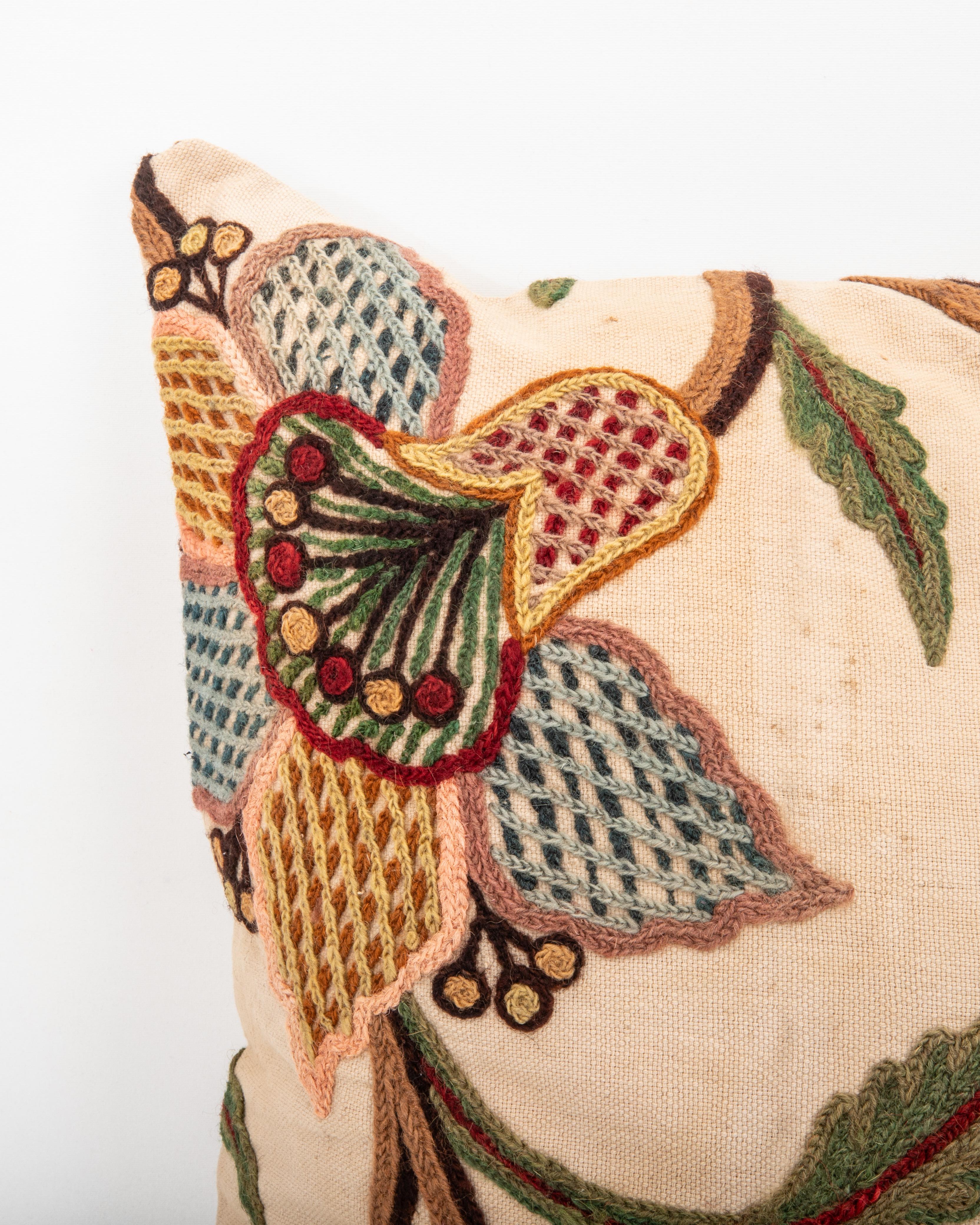 Suzani Federa realizzata con un antico ricamo Crewel, Inghilterra in vendita