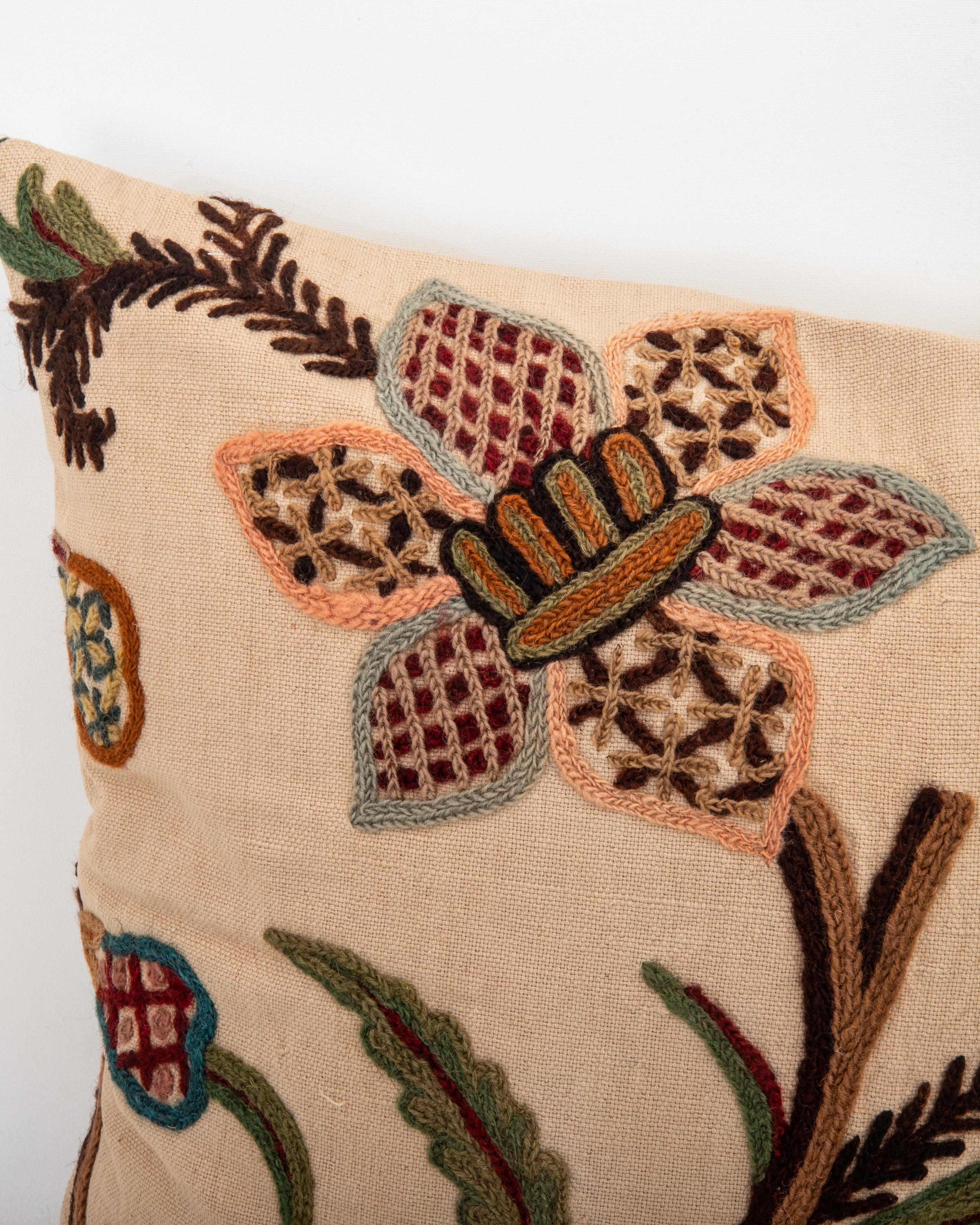 Suzani Federa realizzata con un antico ricamo Crewel, Inghilterra in vendita