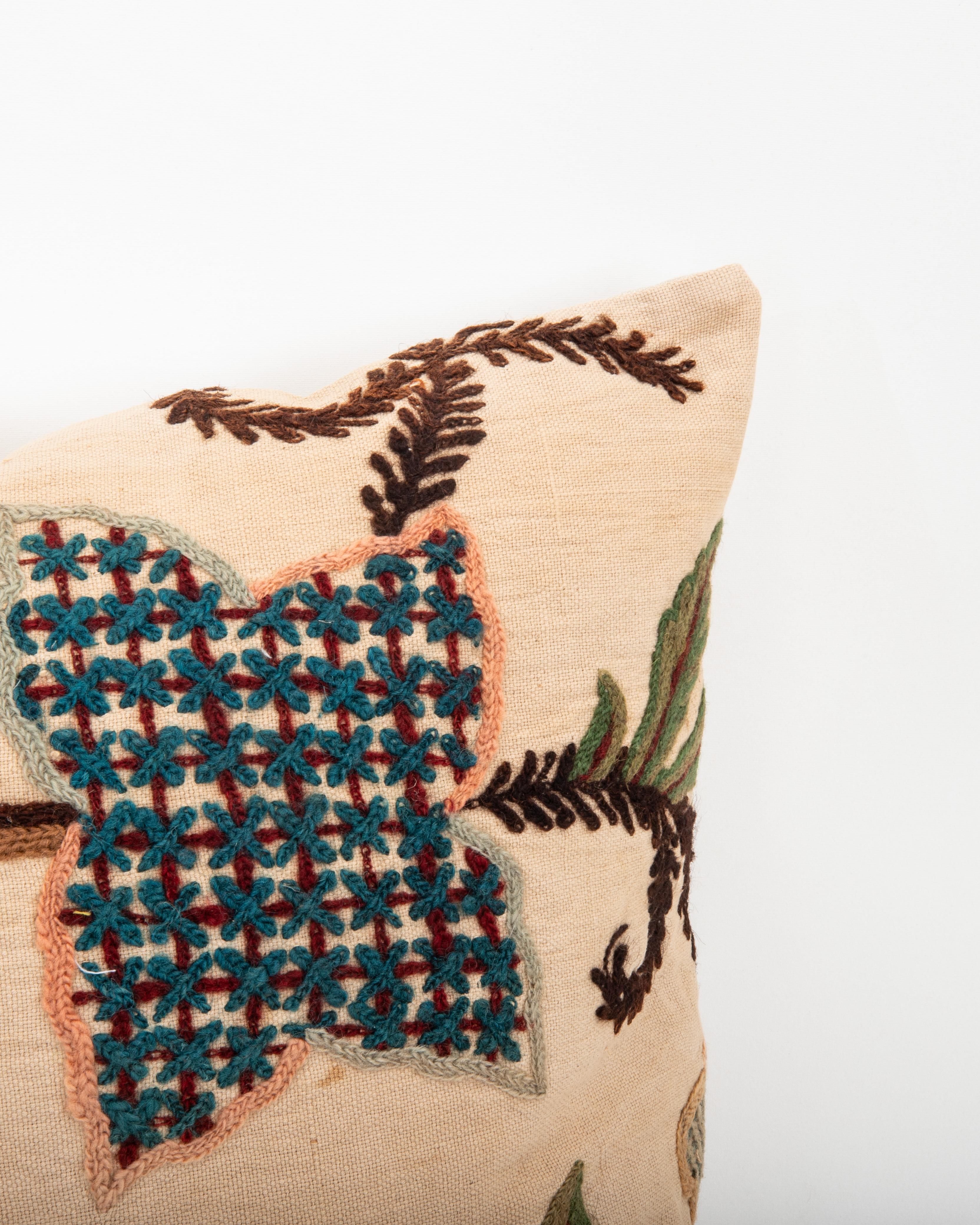 Suzani Taie d'oreiller réalisée à partir d'une broderie Crewel ancienne, Angleterre en vente