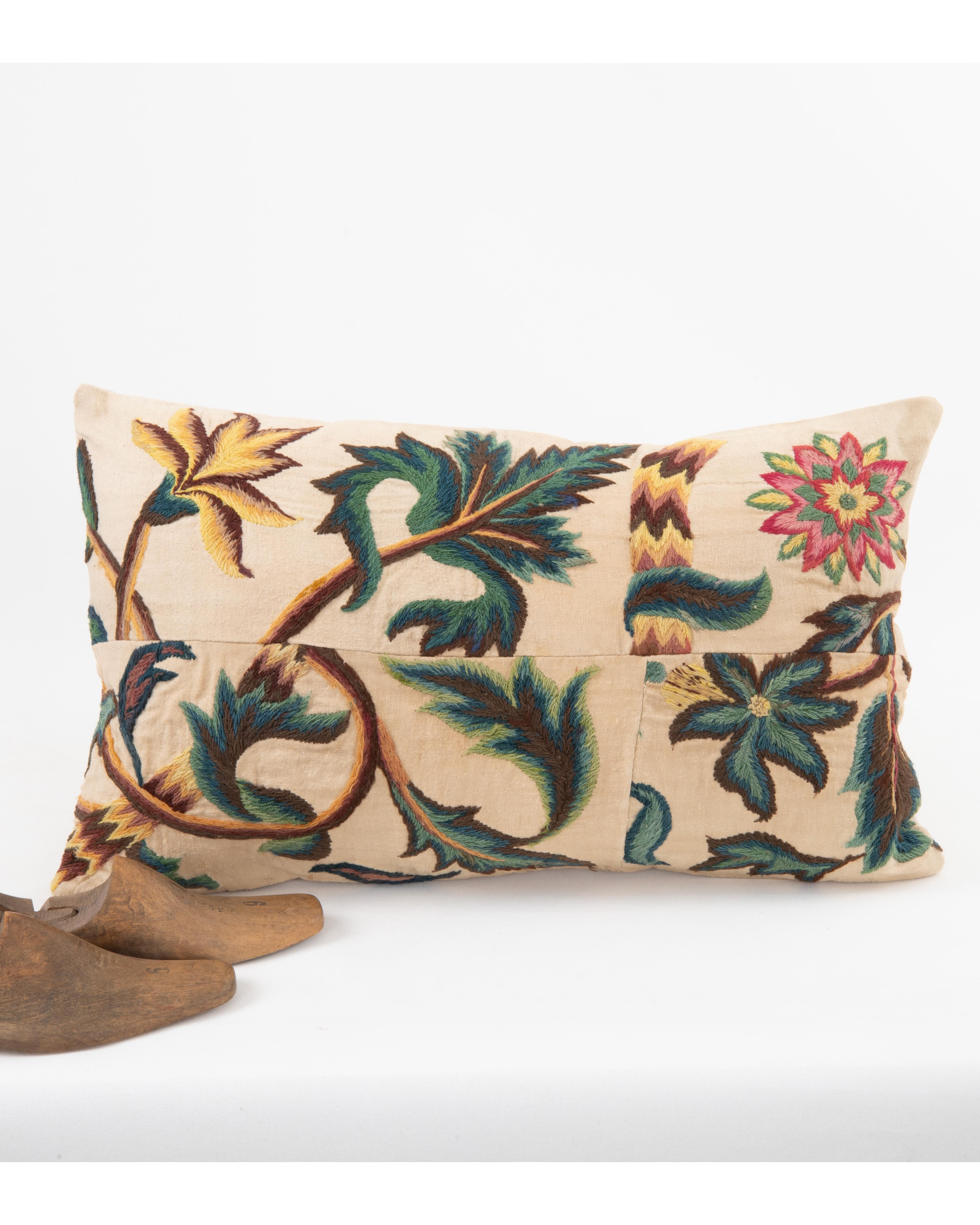 Inglese Federa realizzata con un antico ricamo Crewel, Inghilterra in vendita