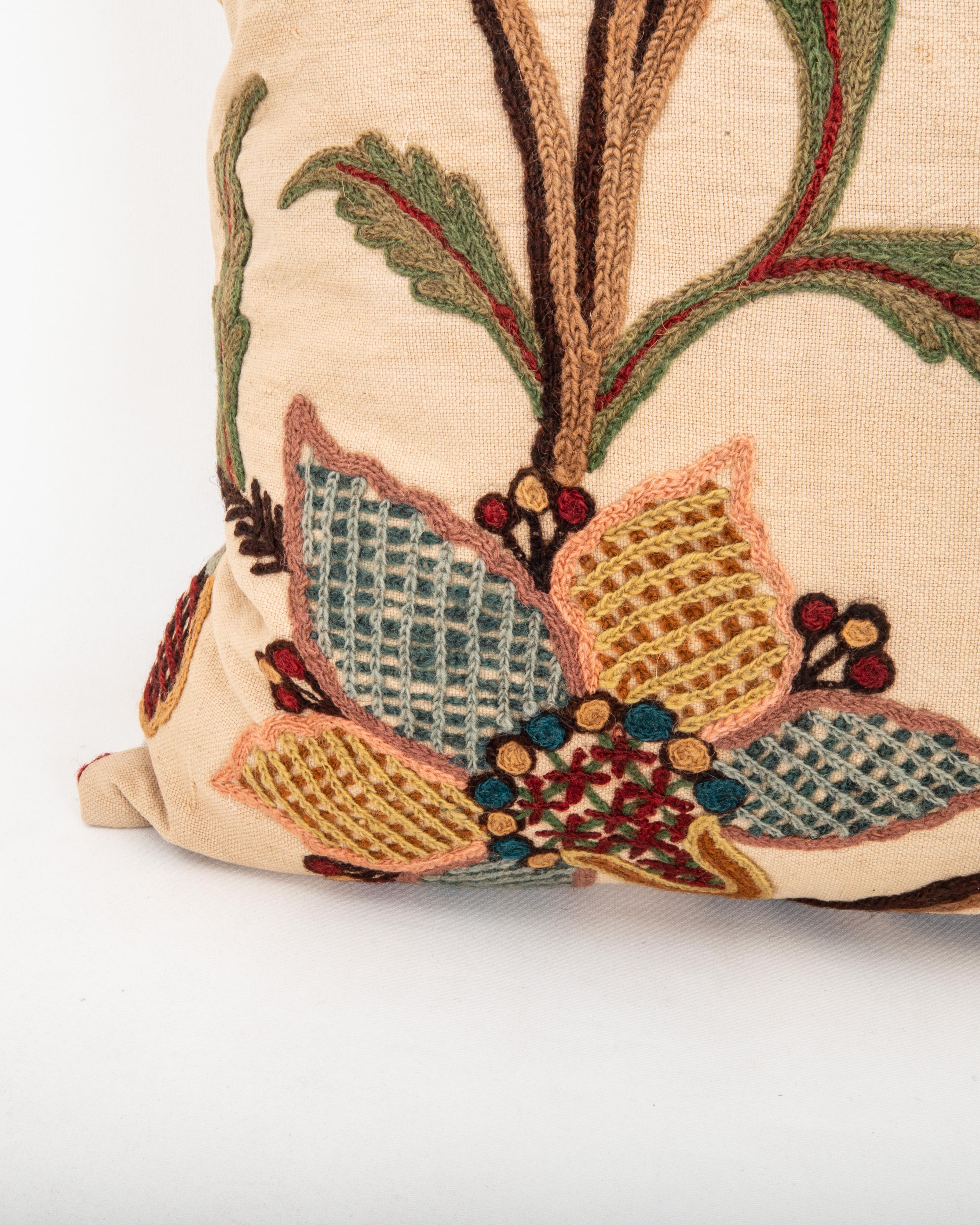 Anglais Taie d'oreiller réalisée à partir d'une broderie Crewel ancienne, Angleterre en vente