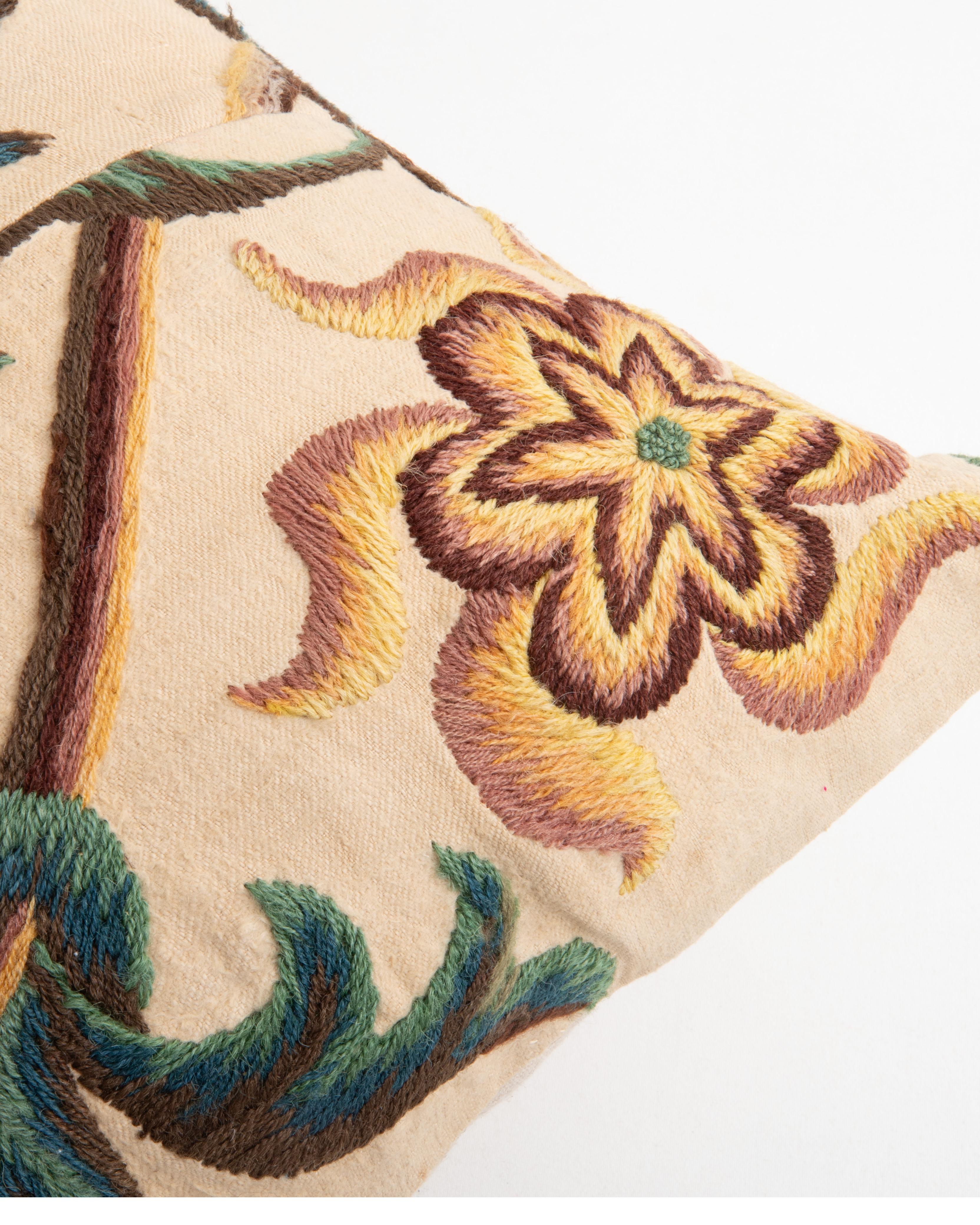 Ricamato Federa realizzata con un antico ricamo Crewel, Inghilterra in vendita