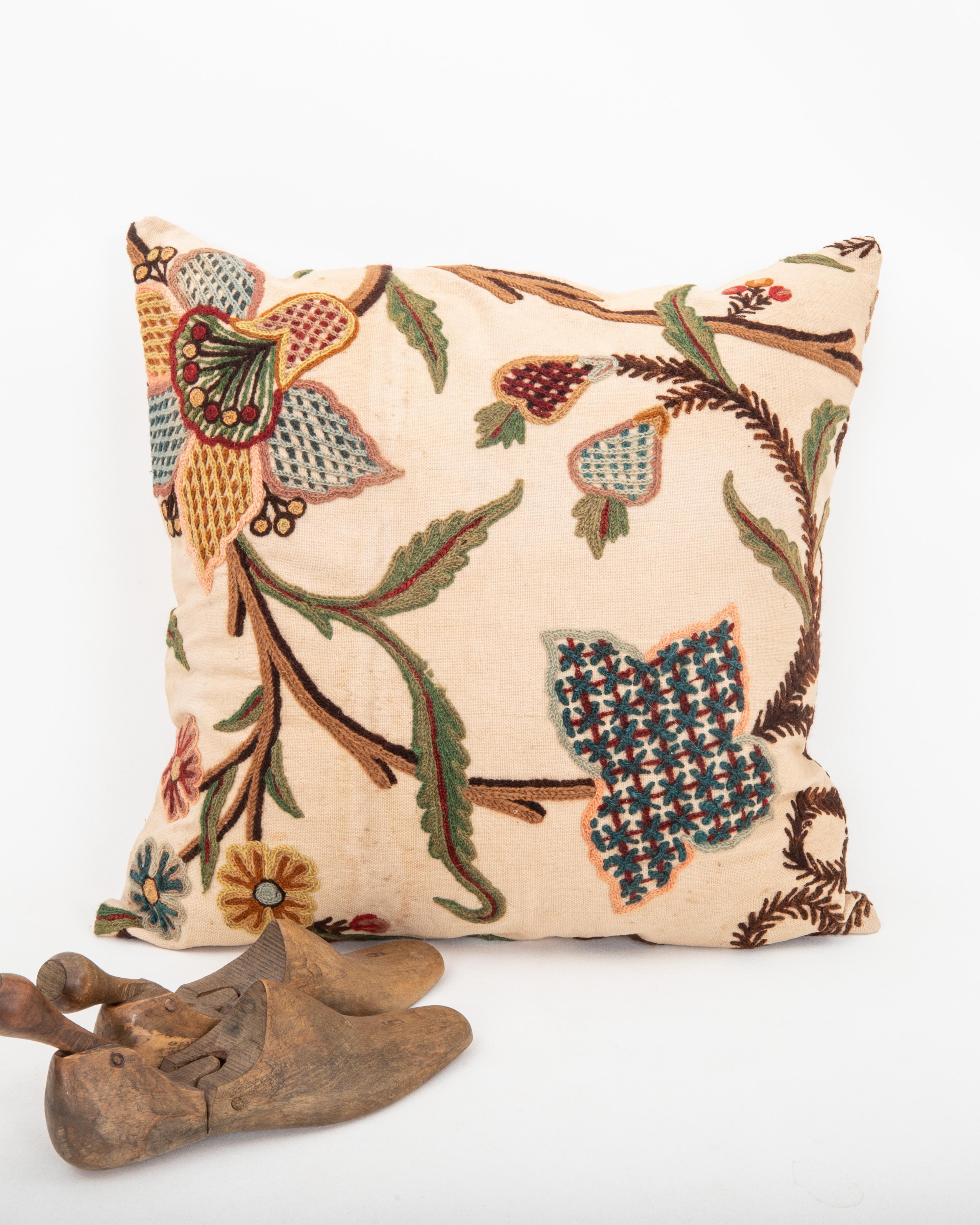 Ricamato Federa realizzata con un antico ricamo Crewel, Inghilterra in vendita