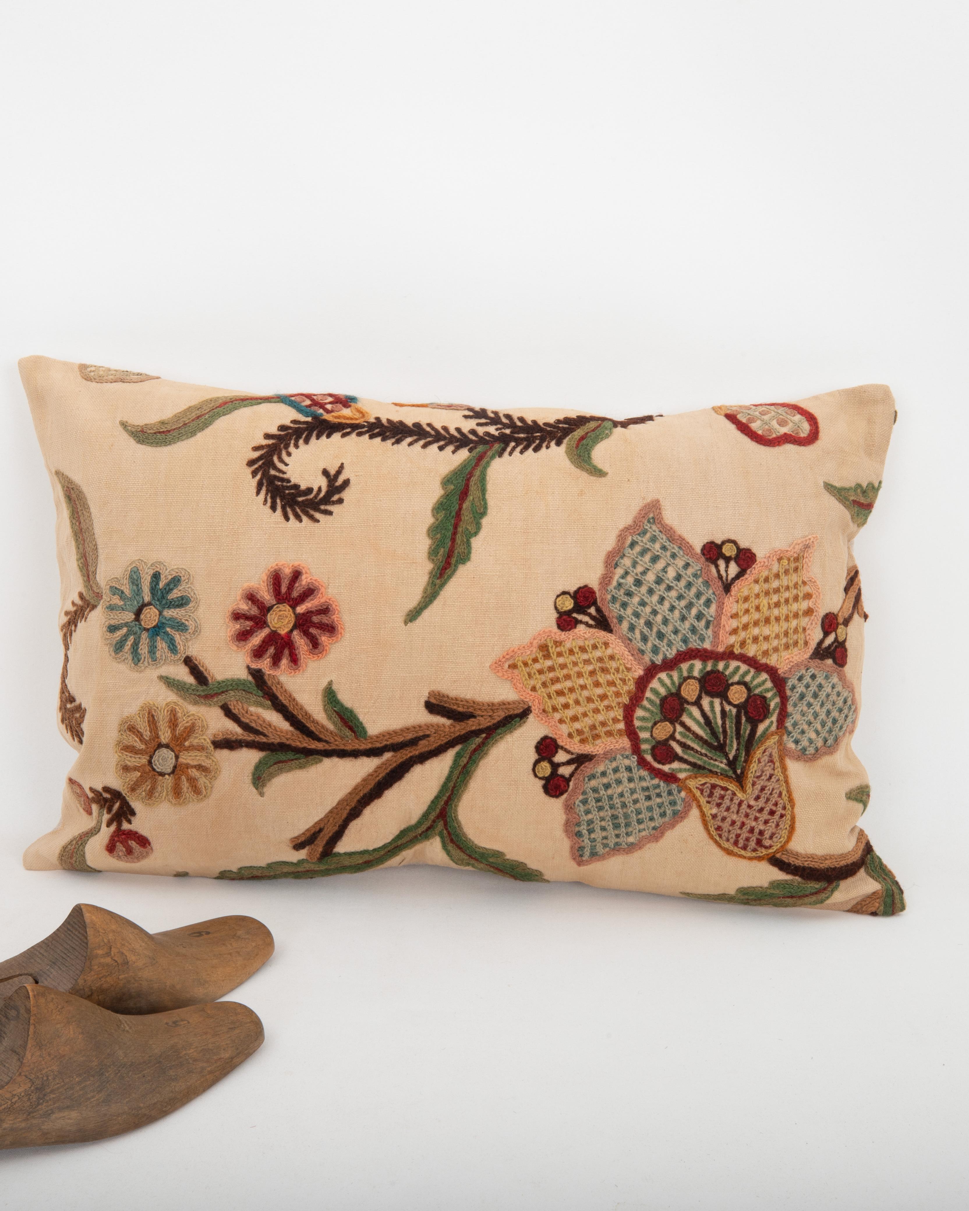 Ricamato Federa realizzata con un antico ricamo Crewel, Inghilterra in vendita