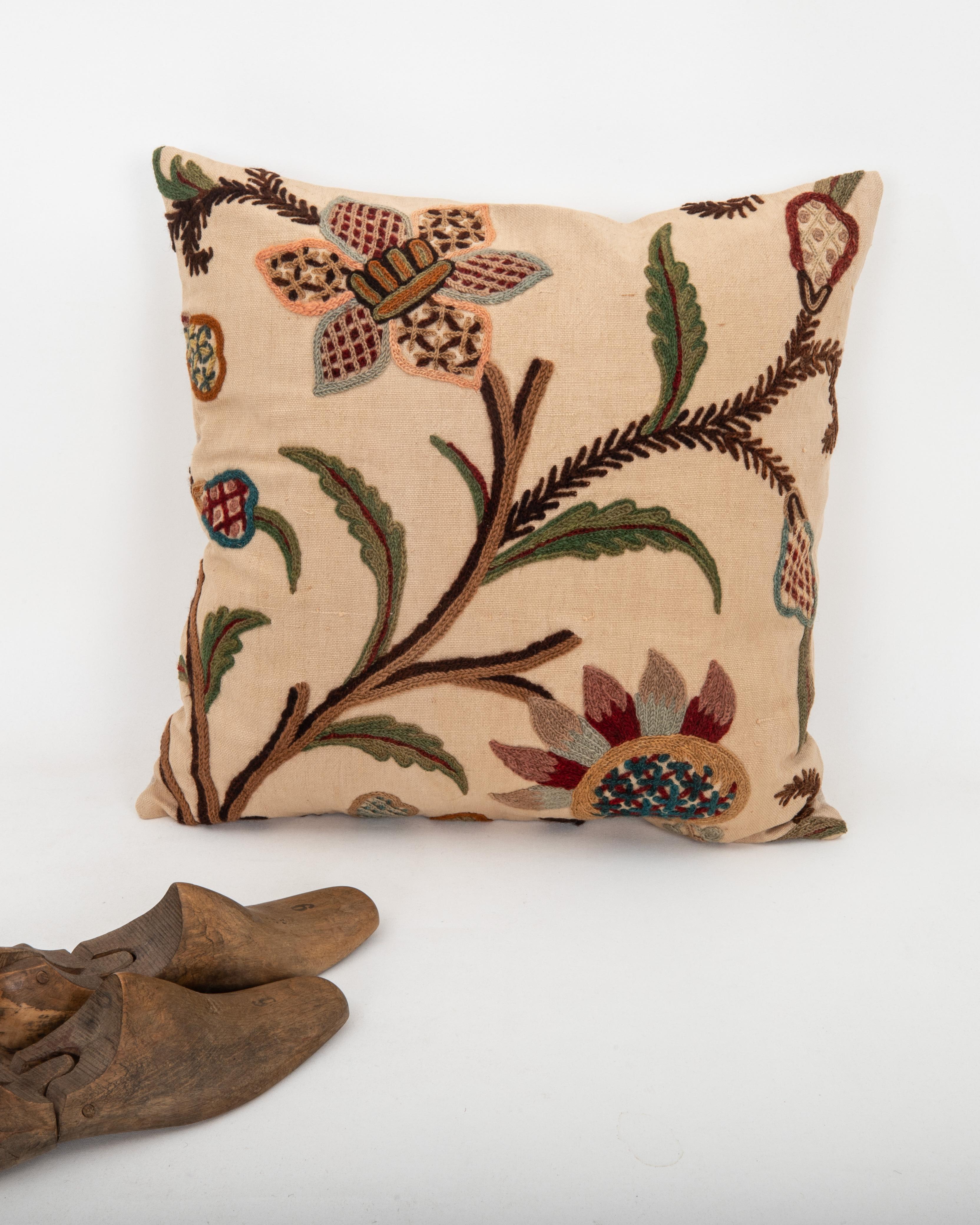 Ricamato Federa realizzata con un antico ricamo Crewel, Inghilterra in vendita