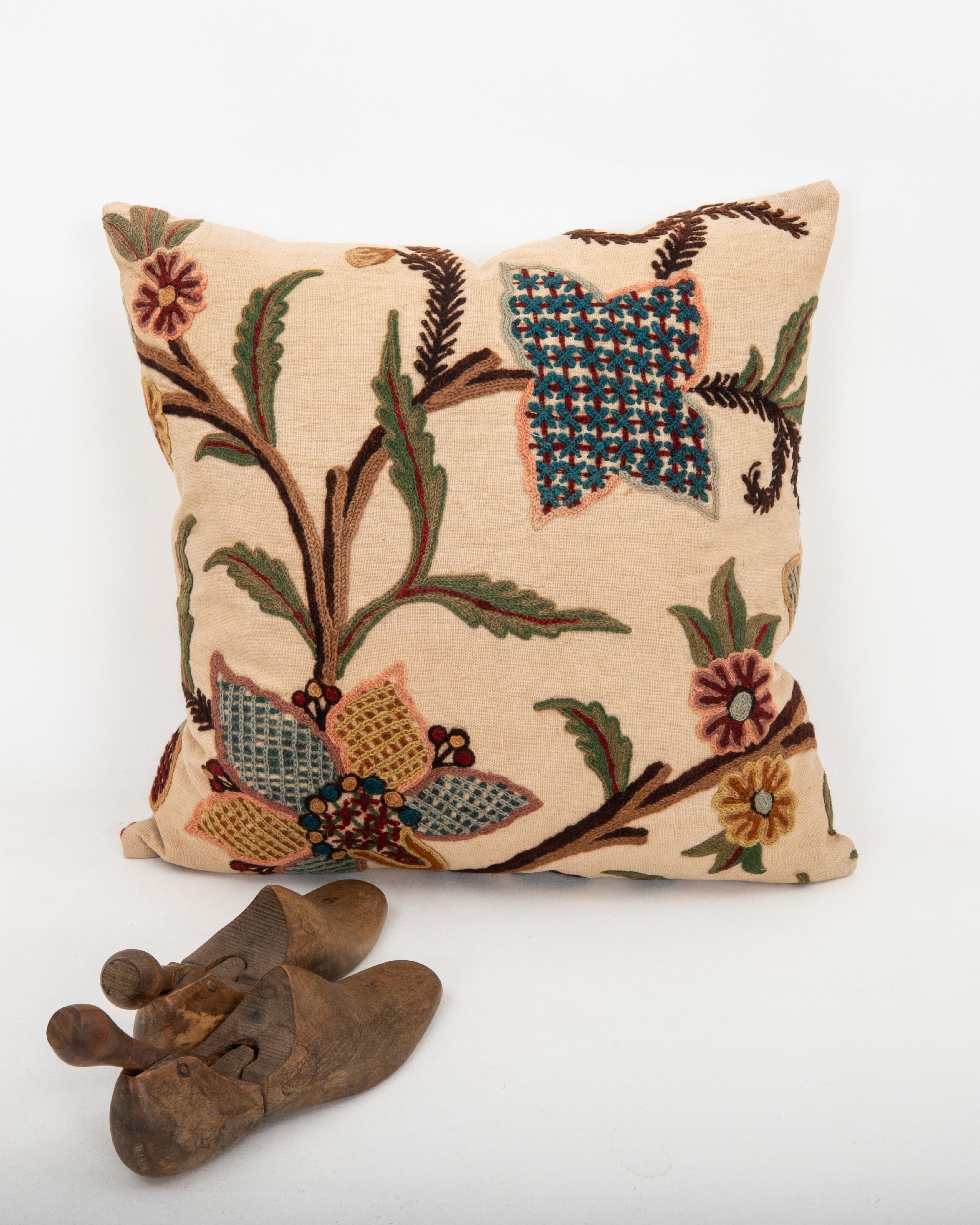 Brodé Taie d'oreiller réalisée à partir d'une broderie Crewel ancienne, Angleterre en vente