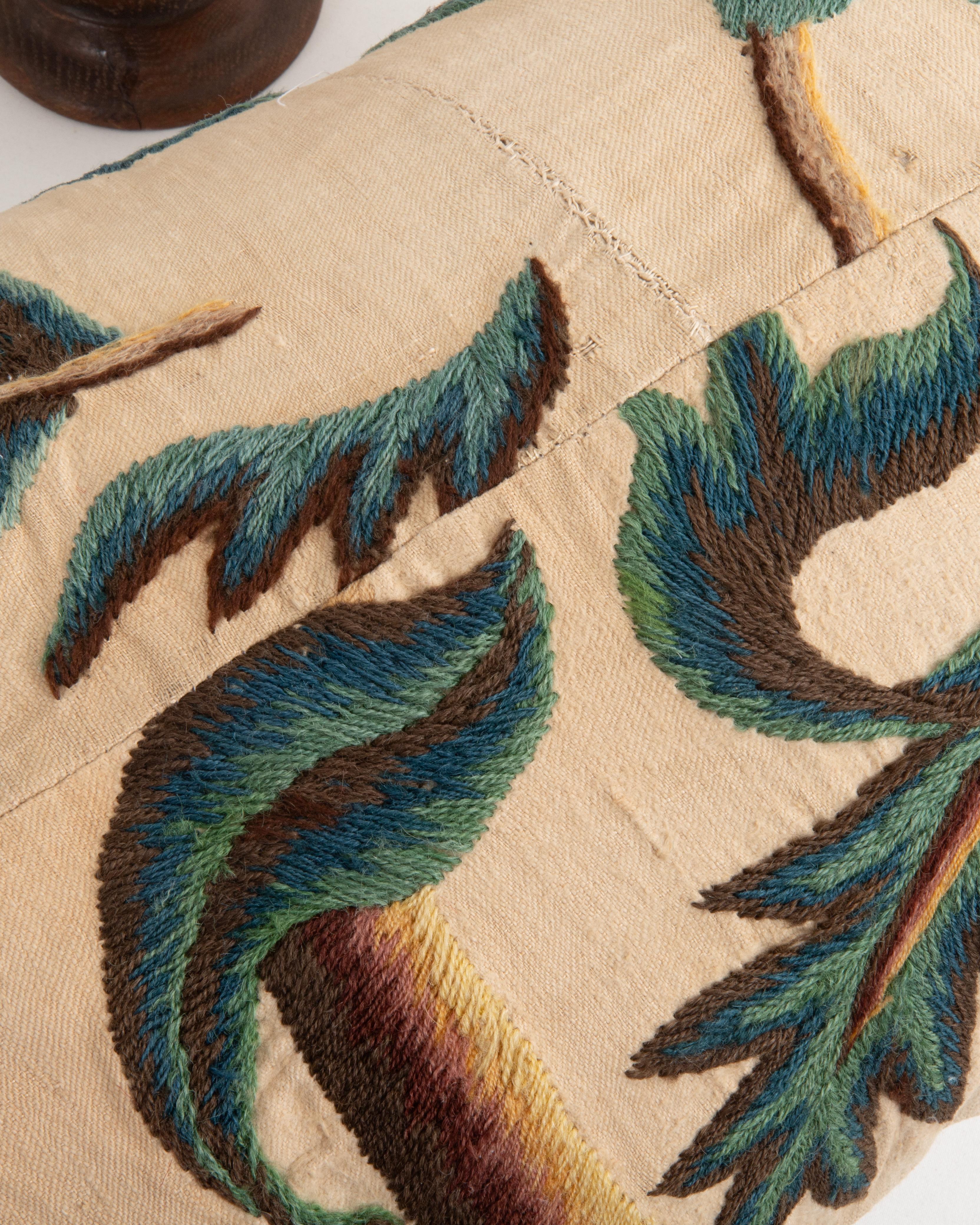 Federa realizzata con un antico ricamo Crewel, Inghilterra In condizioni buone in vendita a Istanbul, TR