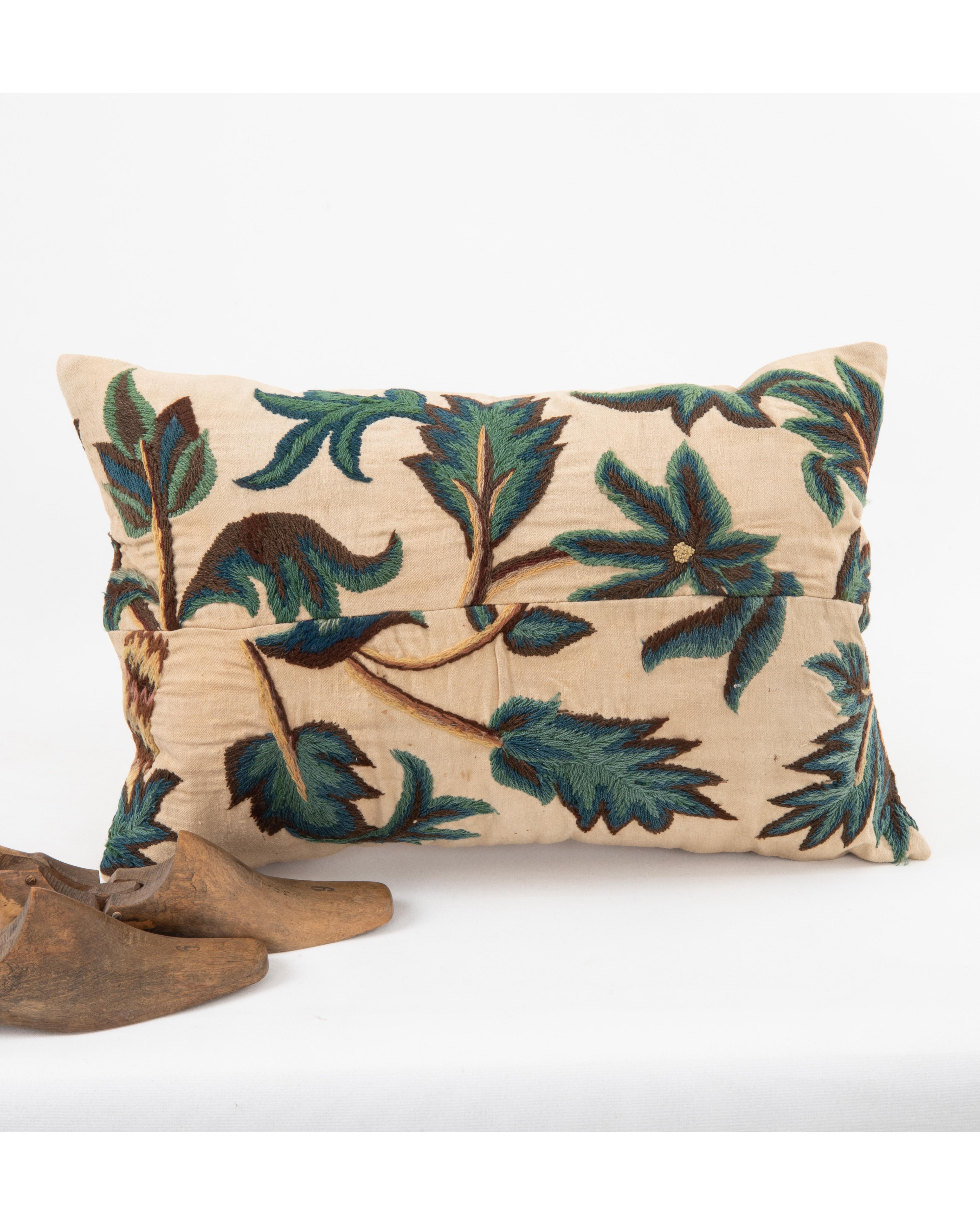 Federa realizzata con un antico ricamo Crewel, Inghilterra In condizioni buone in vendita a Istanbul, TR