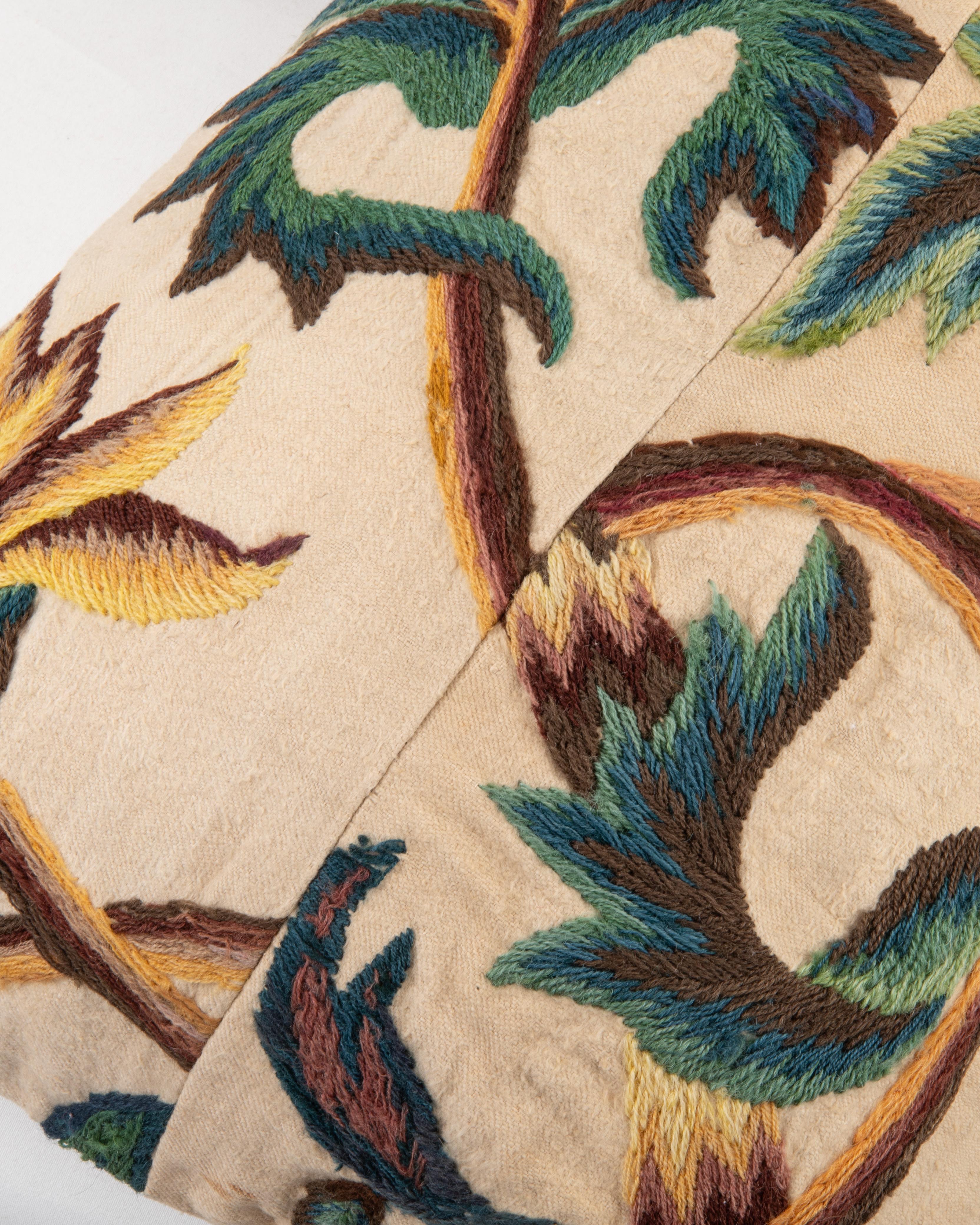 Federa realizzata con un antico ricamo Crewel, Inghilterra In condizioni discrete in vendita a Istanbul, TR