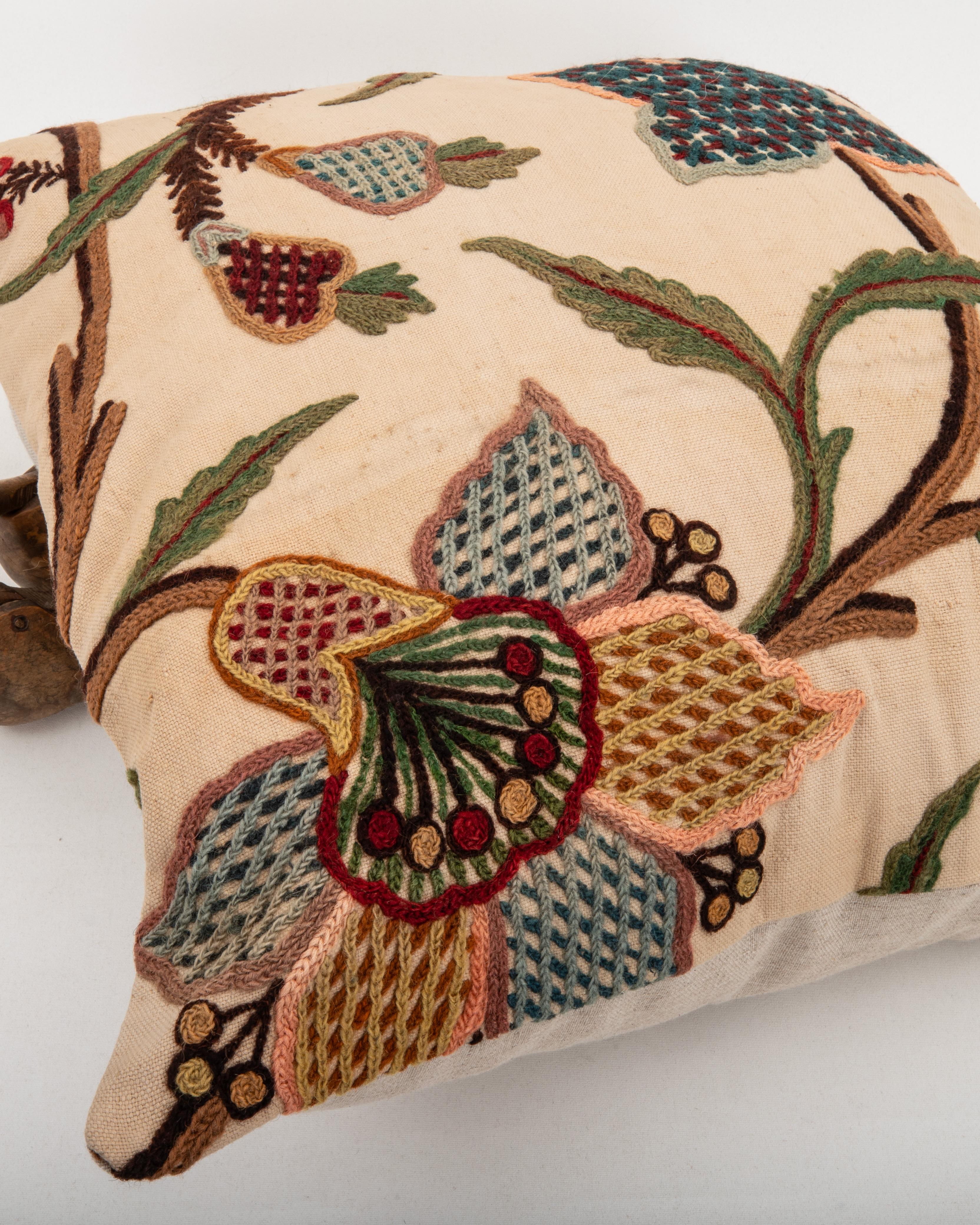 Federa realizzata con un antico ricamo Crewel, Inghilterra In condizioni discrete in vendita a Istanbul, TR