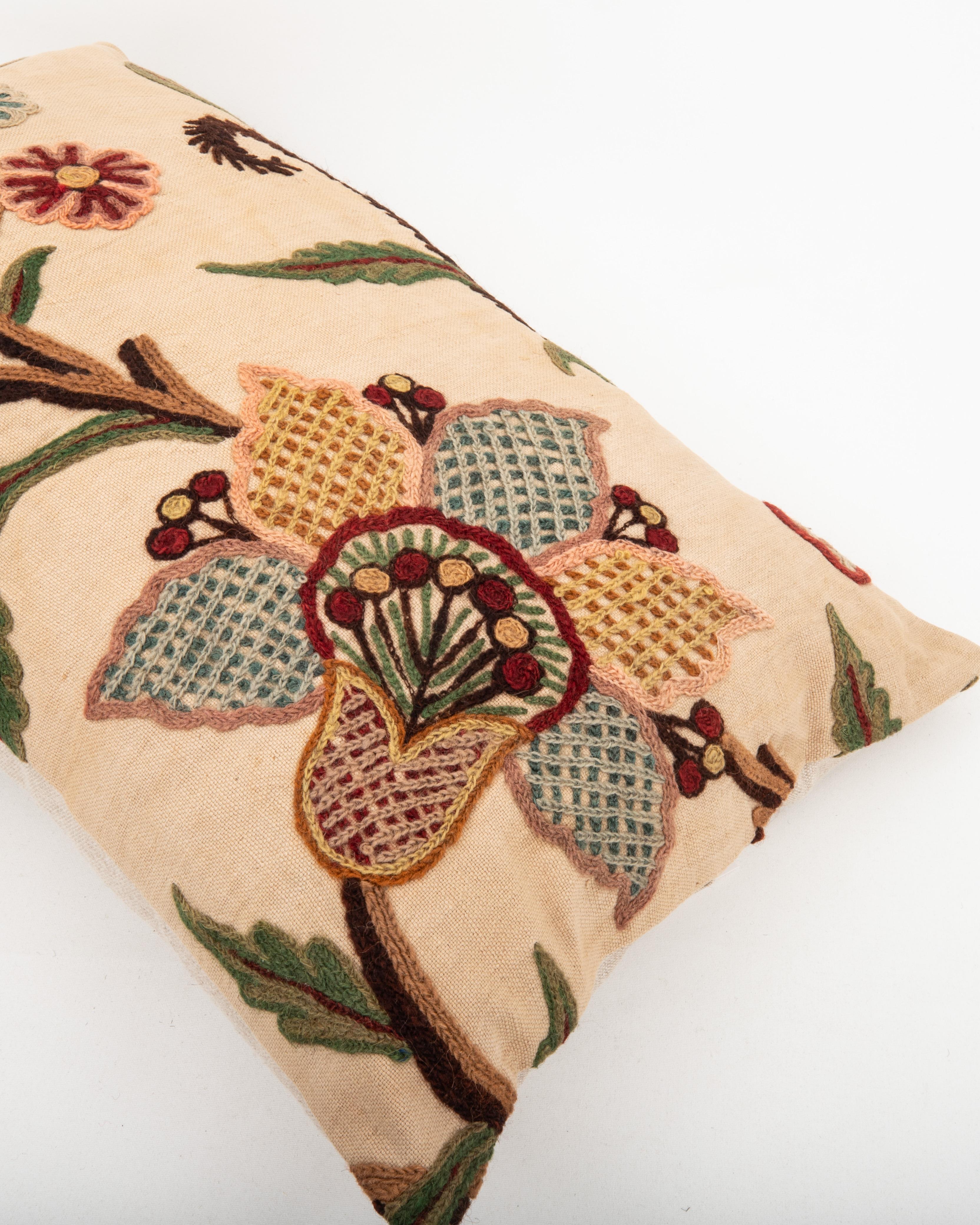 Federa realizzata con un antico ricamo Crewel, Inghilterra In condizioni discrete in vendita a Istanbul, TR