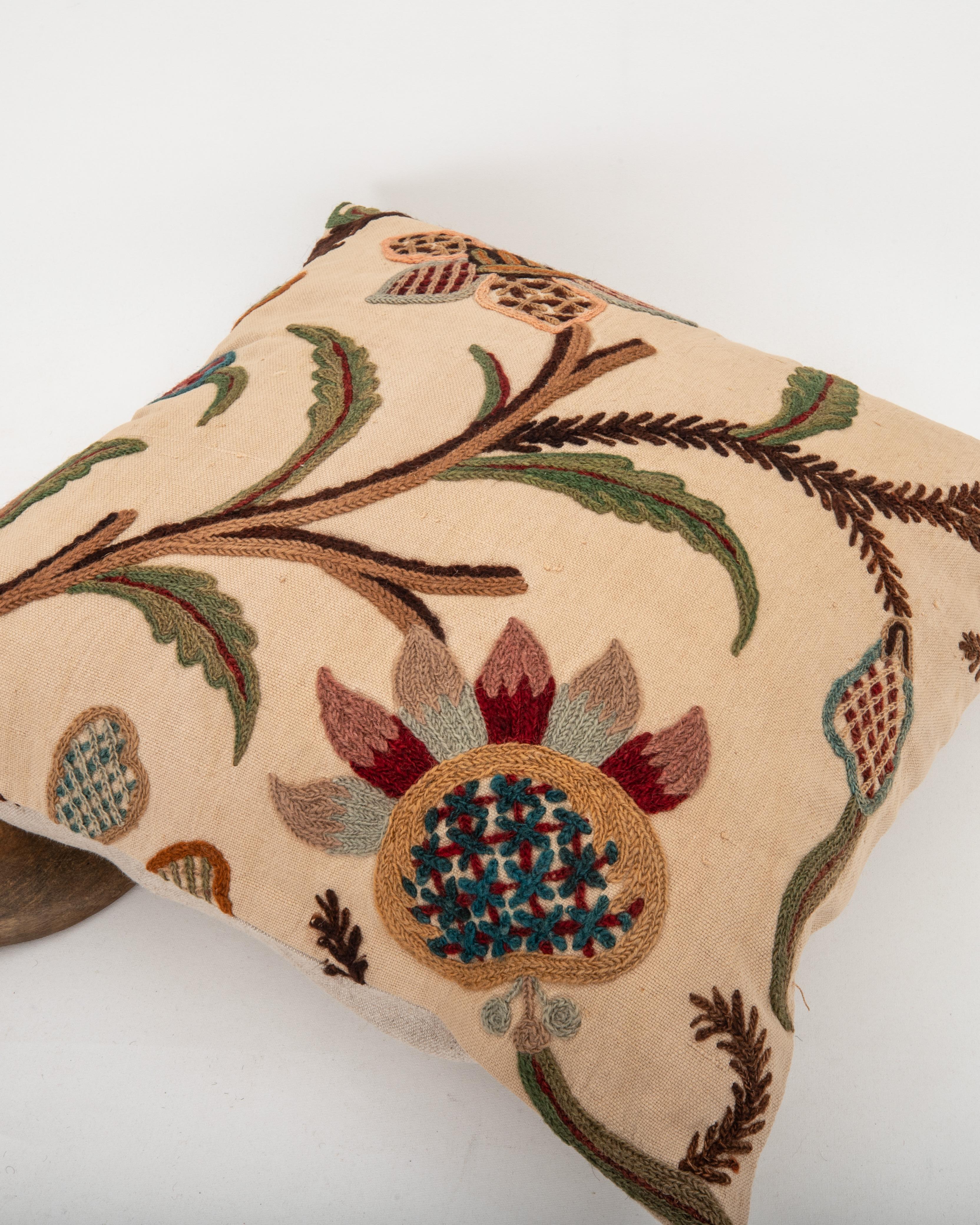 Federa realizzata con un antico ricamo Crewel, Inghilterra In condizioni discrete in vendita a Istanbul, TR