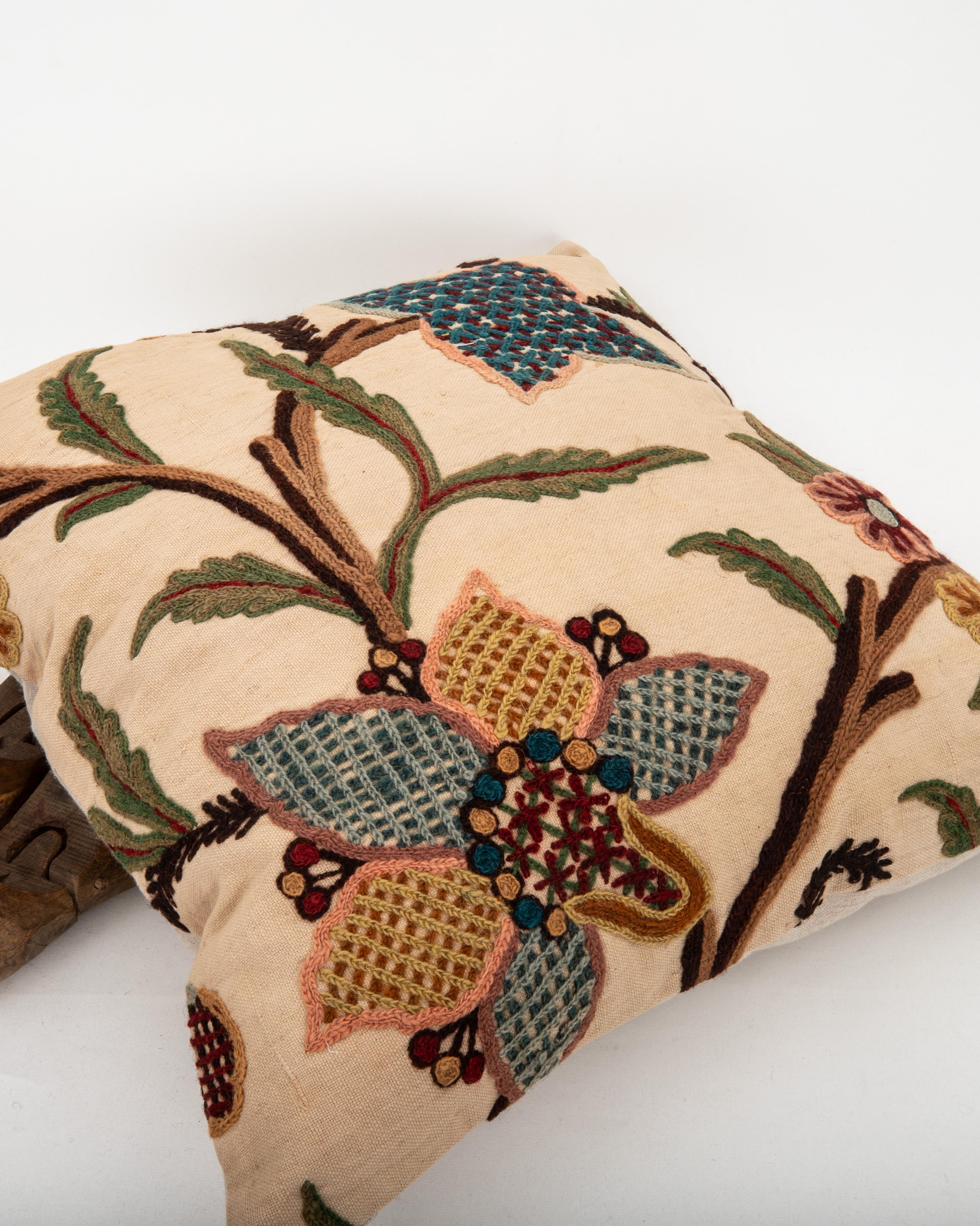 Taie d'oreiller réalisée à partir d'une broderie Crewel ancienne, Angleterre État moyen - En vente à Istanbul, TR