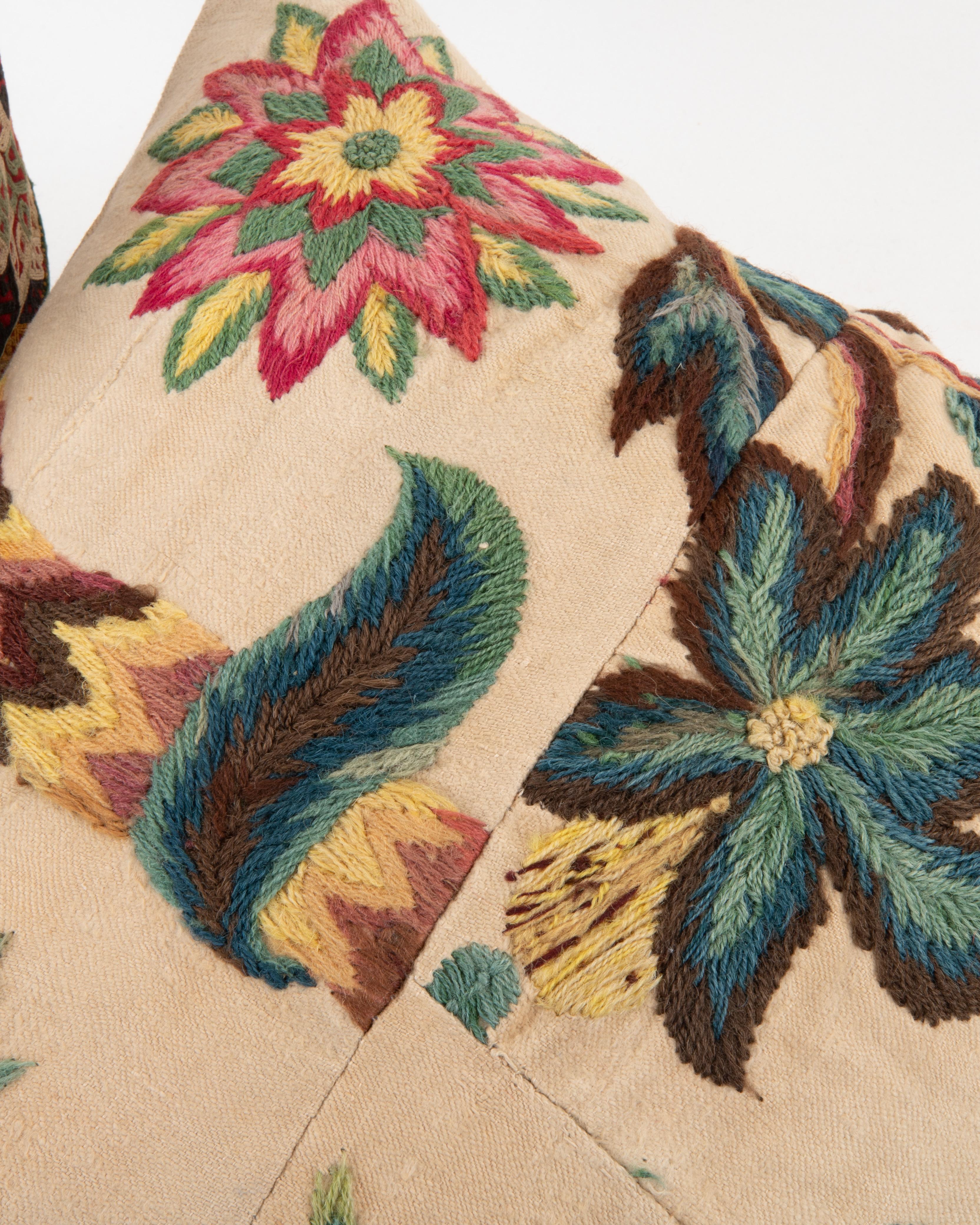 XIX secolo Federa realizzata con un antico ricamo Crewel, Inghilterra in vendita