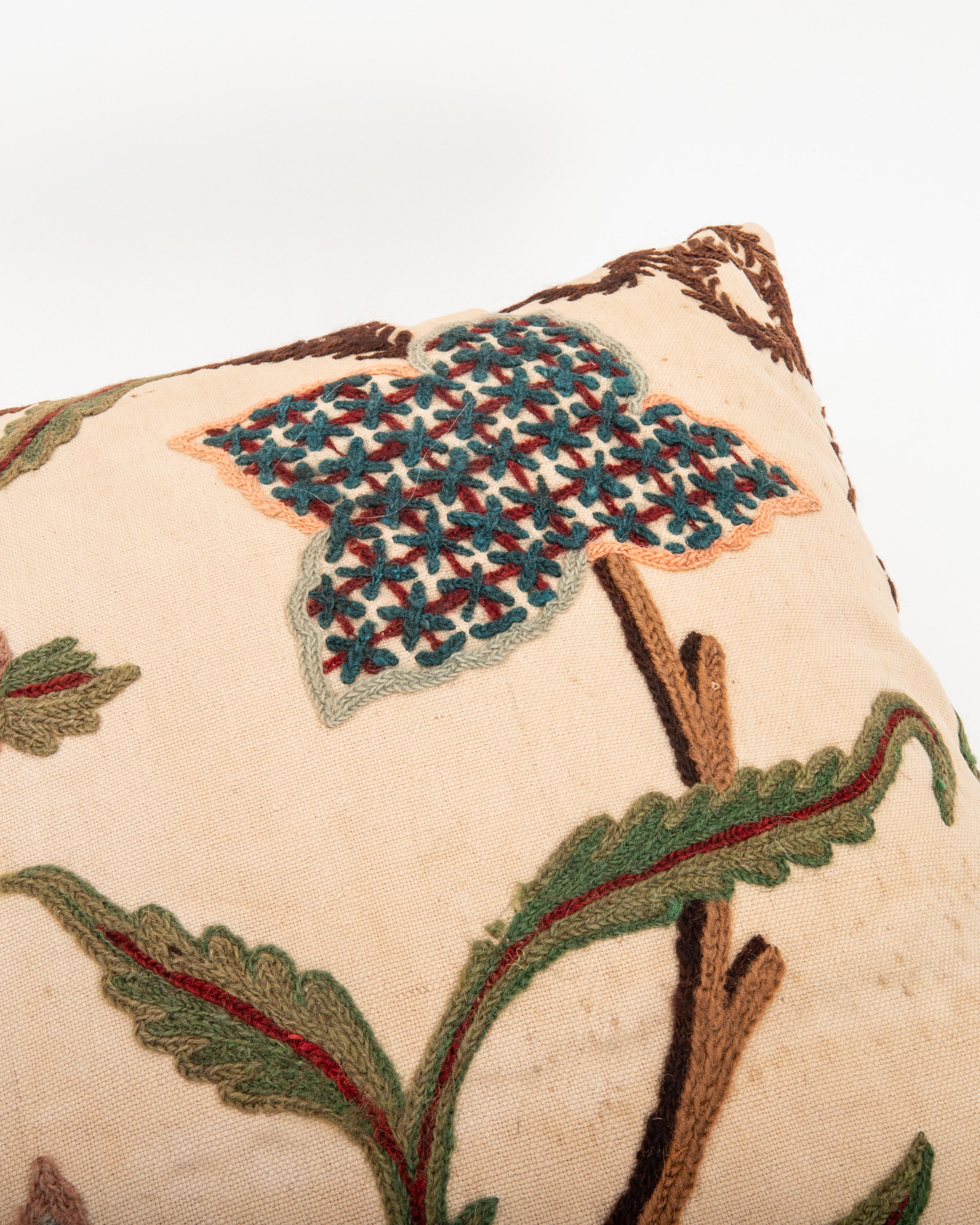 XX secolo Federa realizzata con un antico ricamo Crewel, Inghilterra in vendita