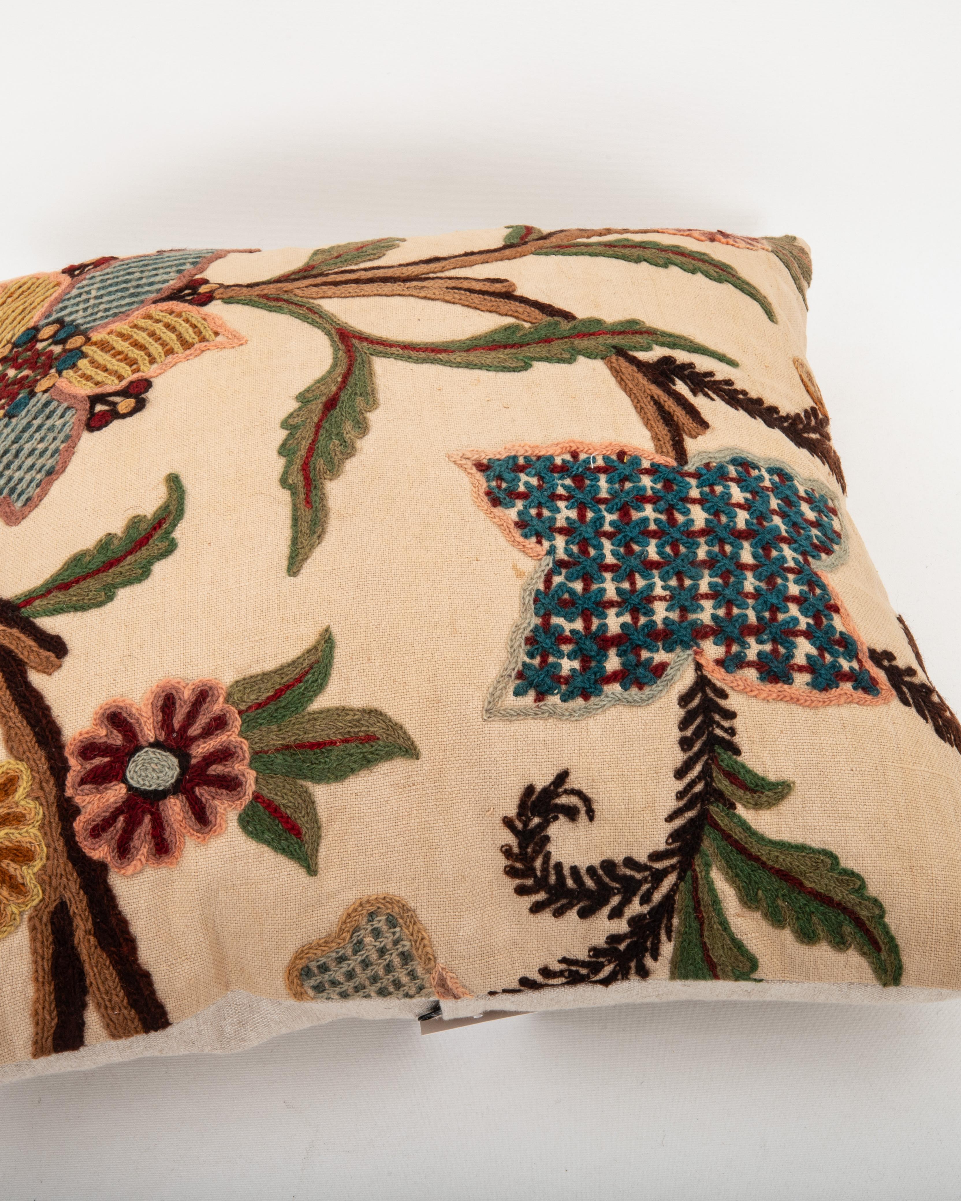 20ième siècle Taie d'oreiller réalisée à partir d'une broderie Crewel ancienne, Angleterre en vente