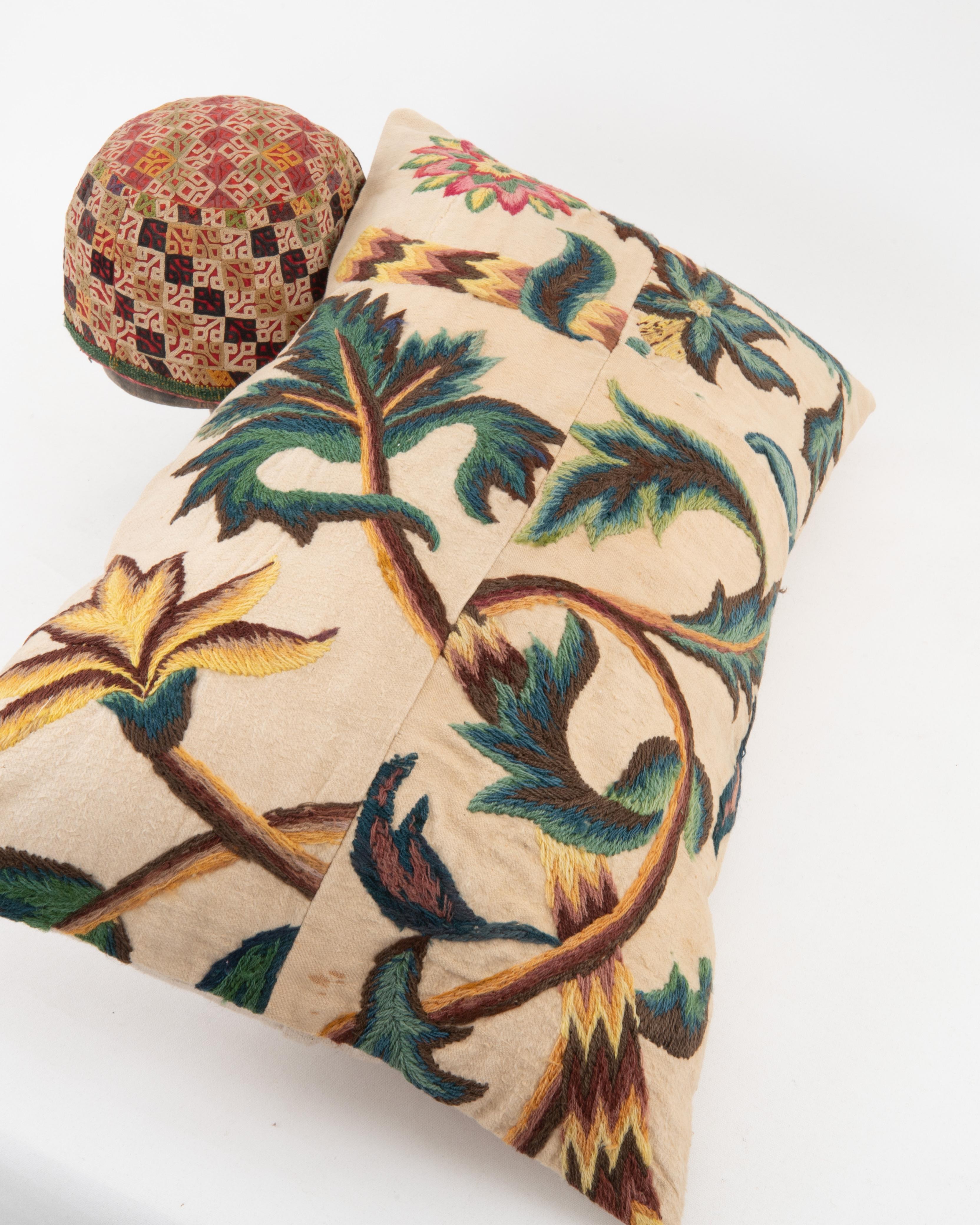 Federa realizzata con un antico ricamo Crewel, Inghilterra in vendita 1