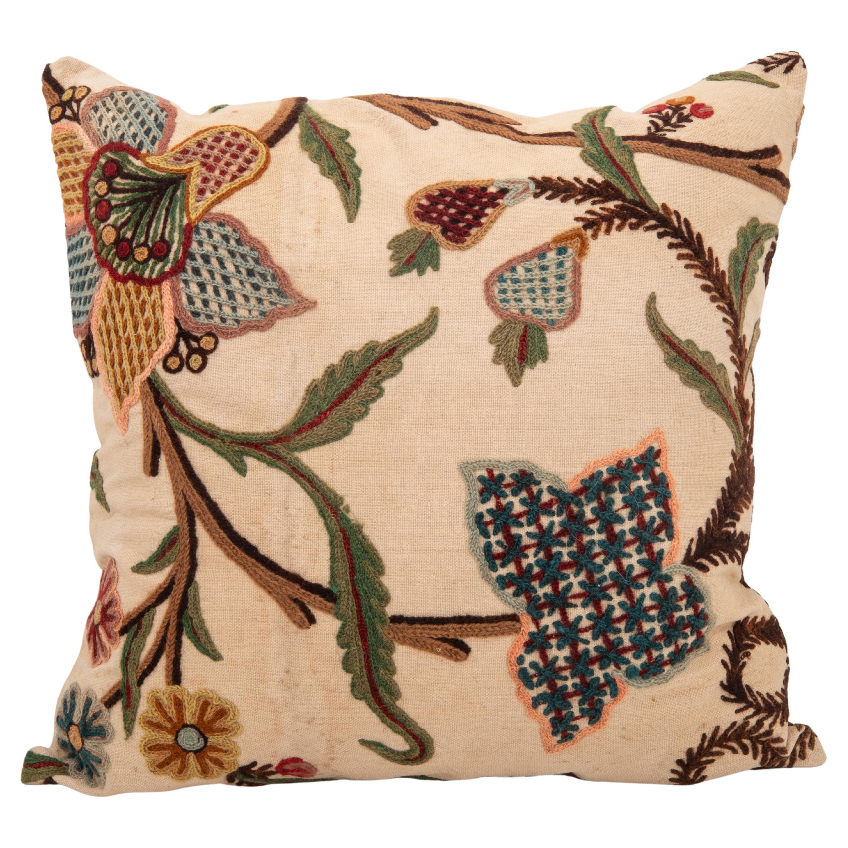 Federa realizzata con un antico ricamo Crewel, Inghilterra in vendita