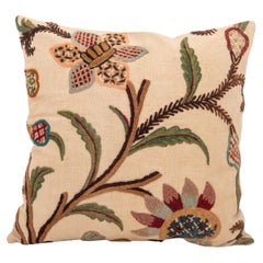 Funda de almohada confeccionada a partir de un bordado Crewel antiguo, Inglaterra